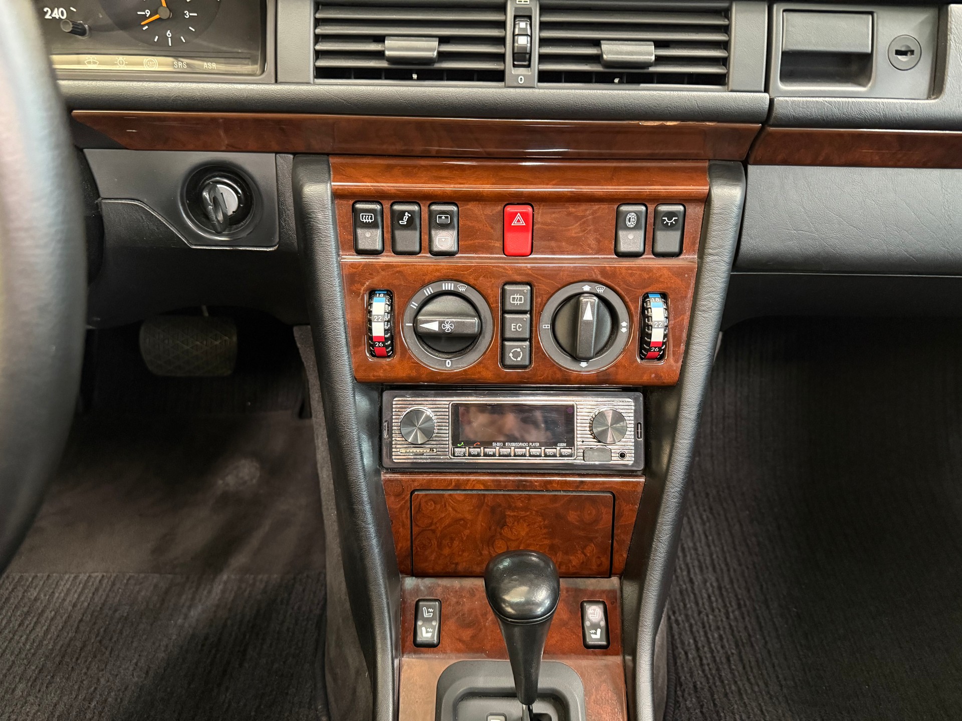 MERCEDES-BENZ 300 CE-image-15