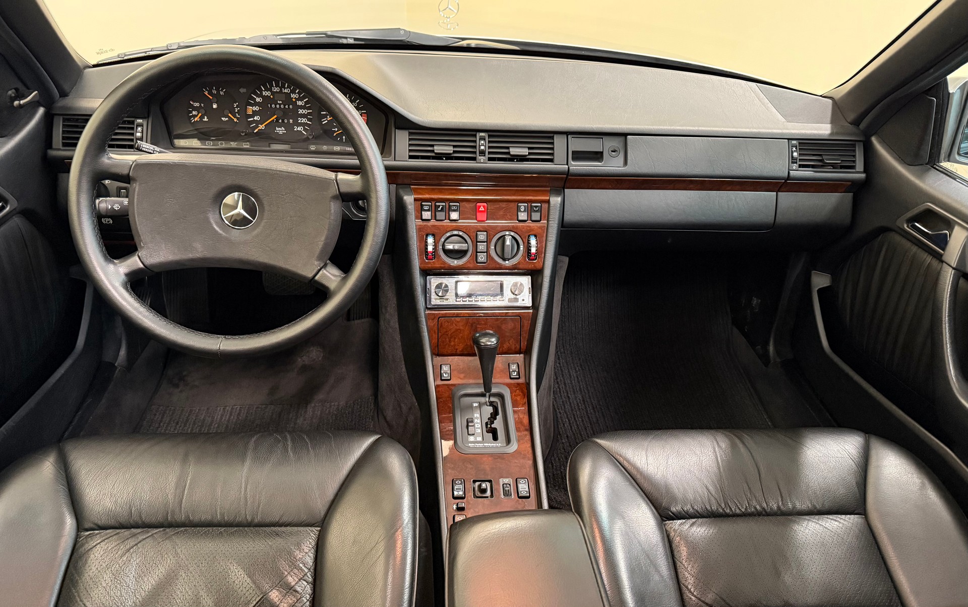 MERCEDES-BENZ 300 CE-image-13