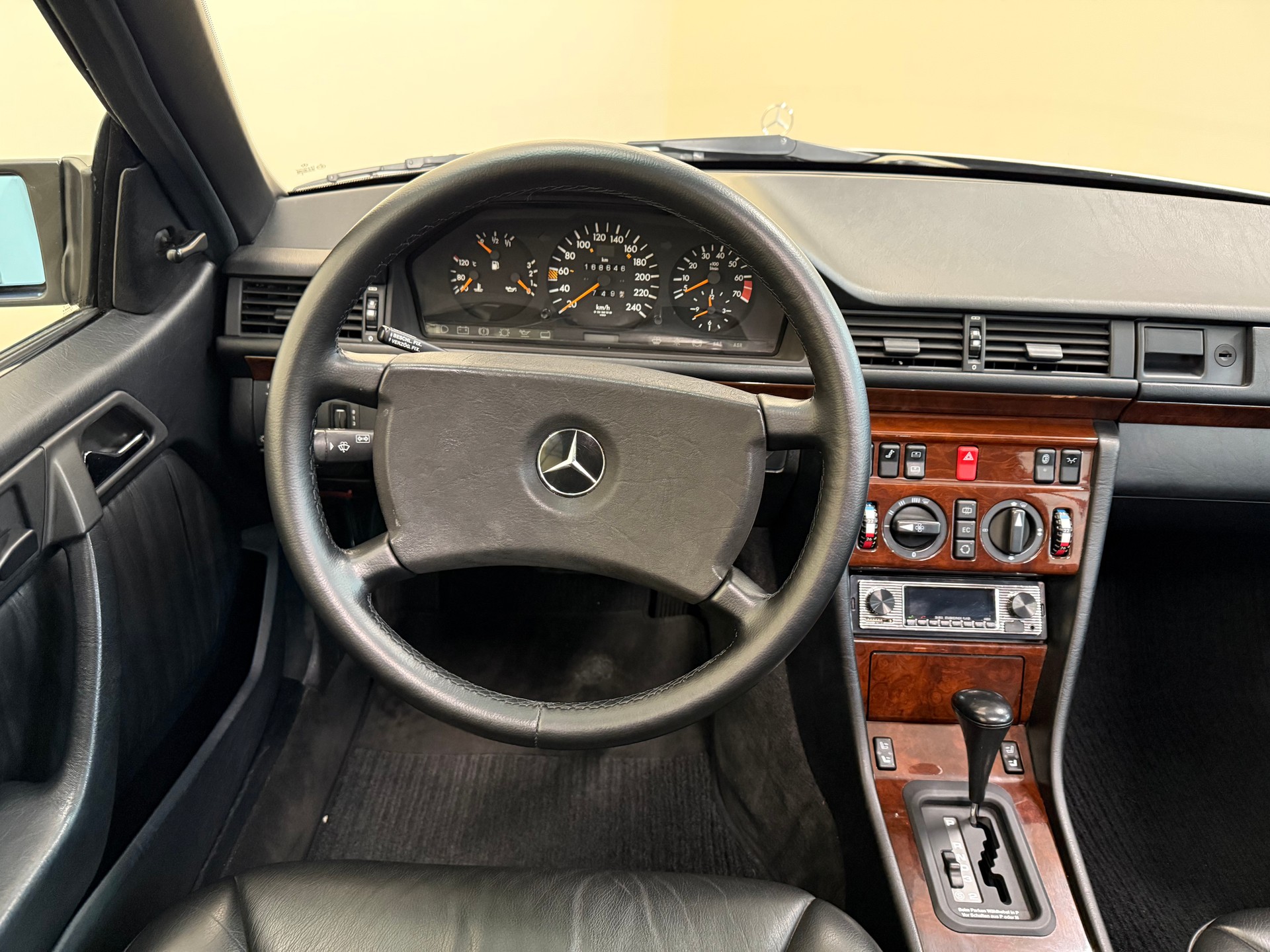MERCEDES-BENZ 300 CE-image-14