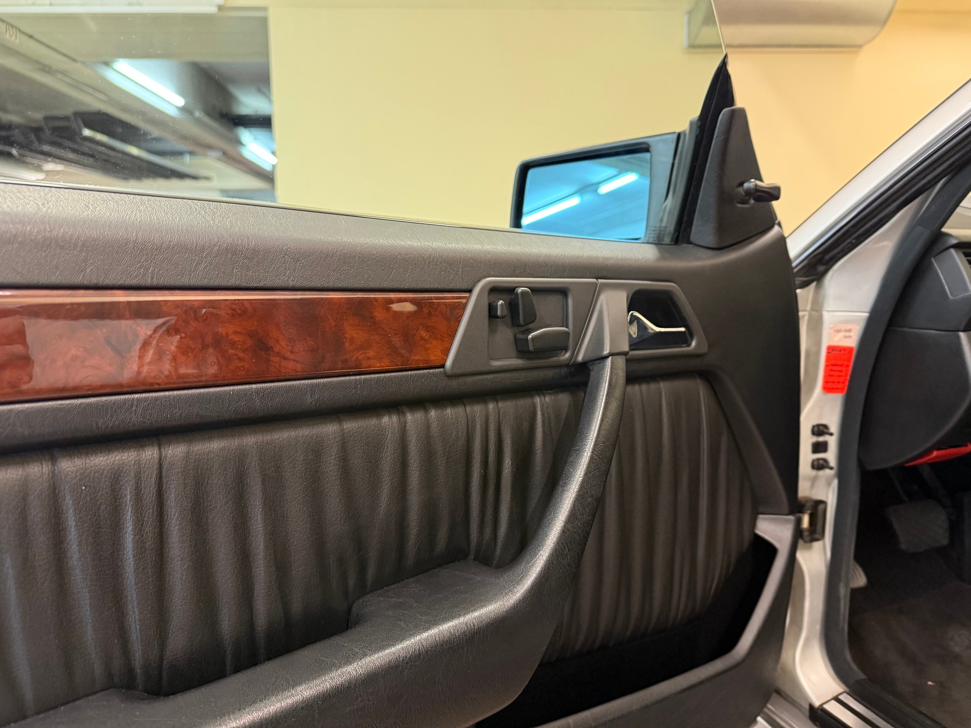 MERCEDES-BENZ 300 CE-image-11