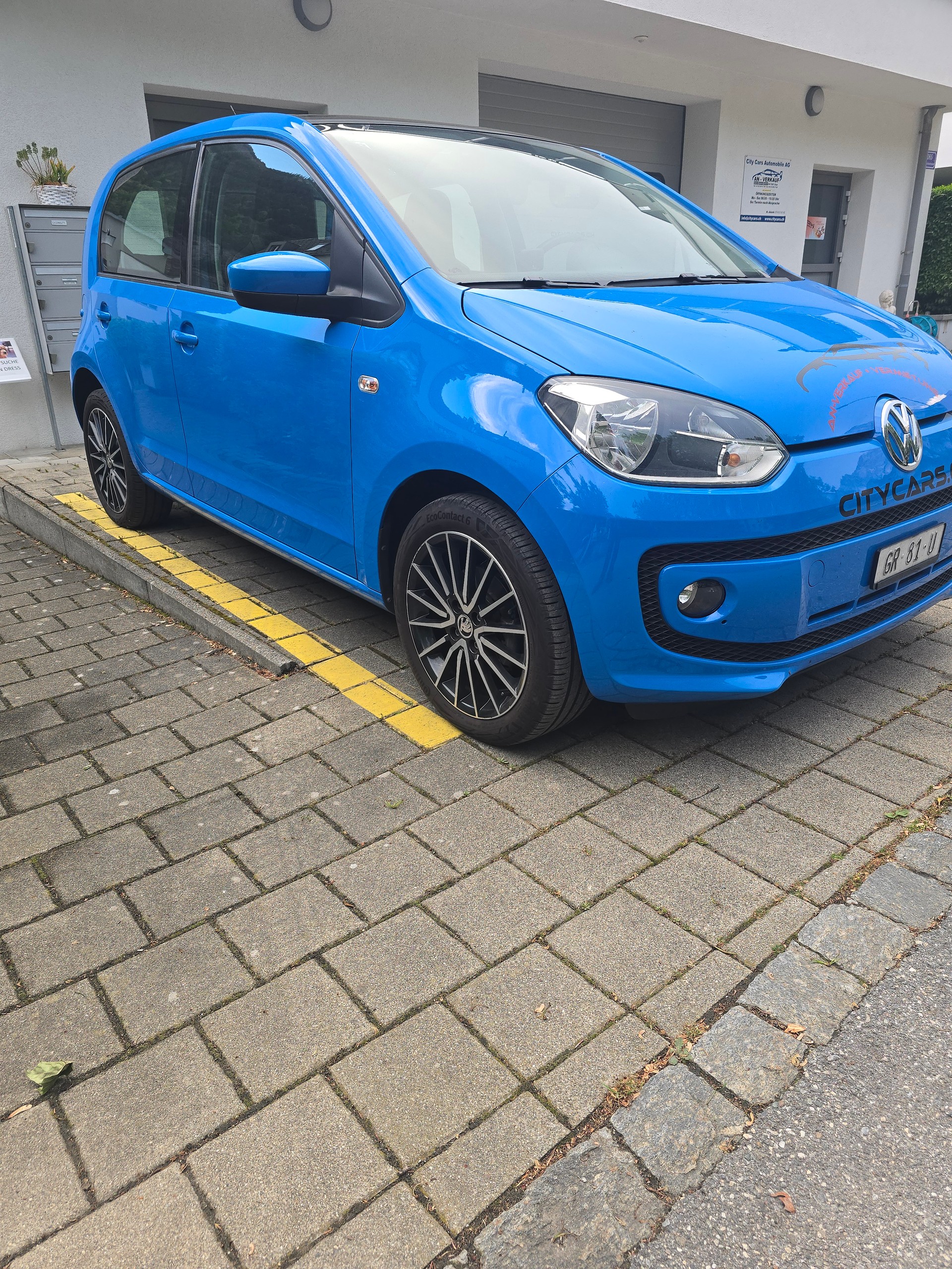 VW Up 1.0 day & night