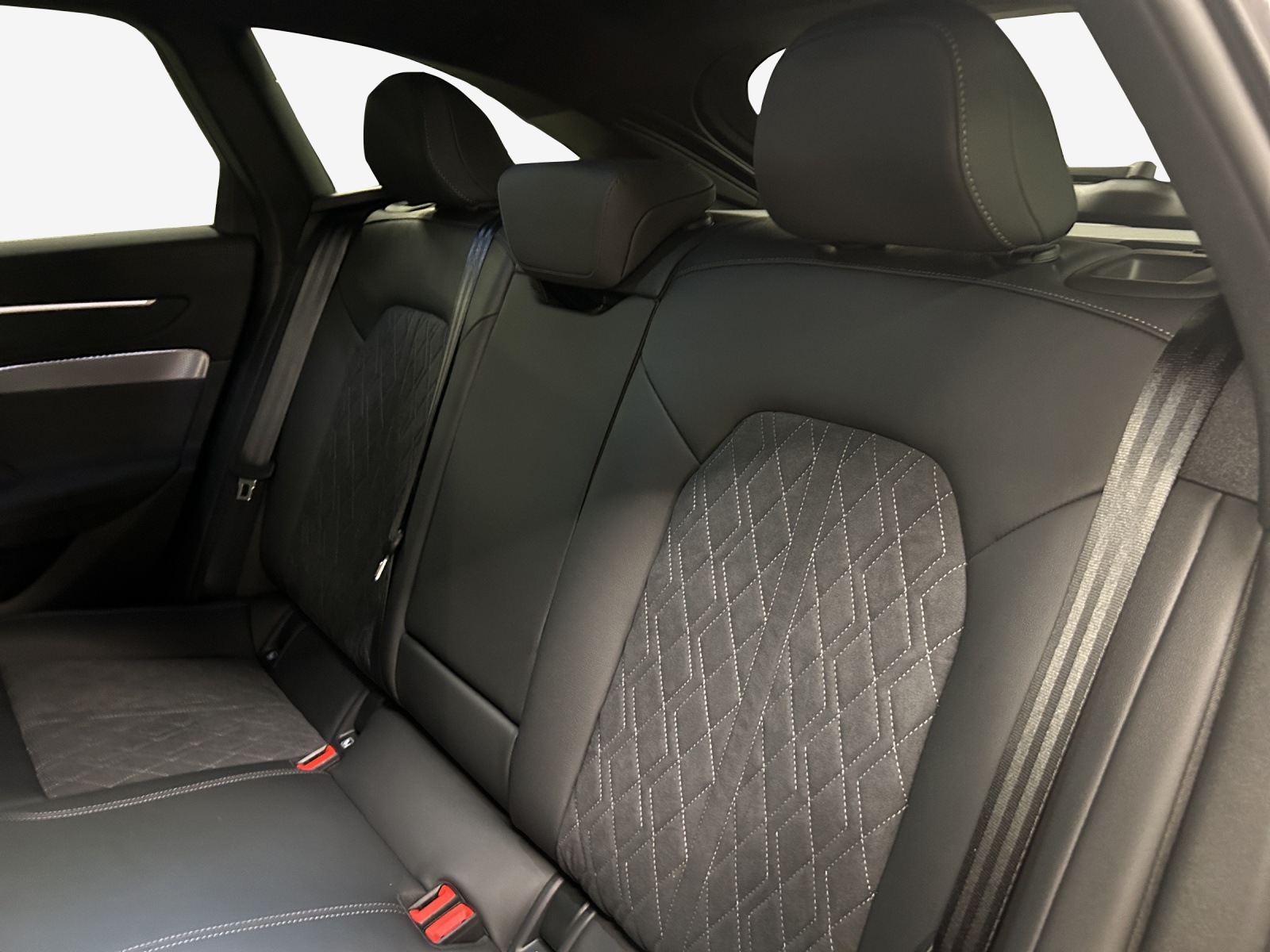 AUDI A6 Avant 55 TFSIe Attraction S line quattro S-tronic-image-11
