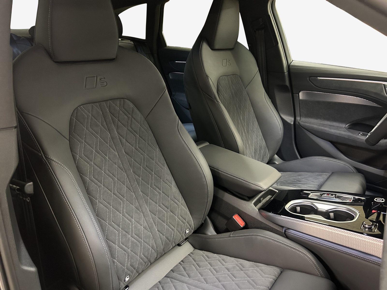 AUDI A6 Avant 55 TFSIe Attraction S line quattro S-tronic-image-14
