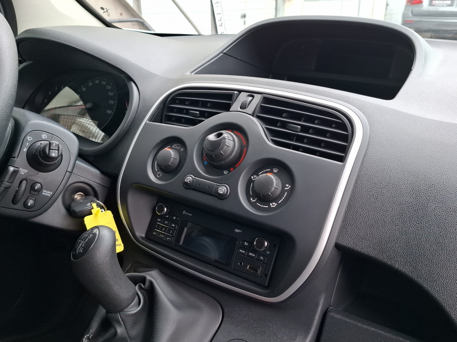 RENAULT Kangoo Medium dCi 90 ENERGY Business // Anhängerkupplung // 3-Plätzer-image-13
