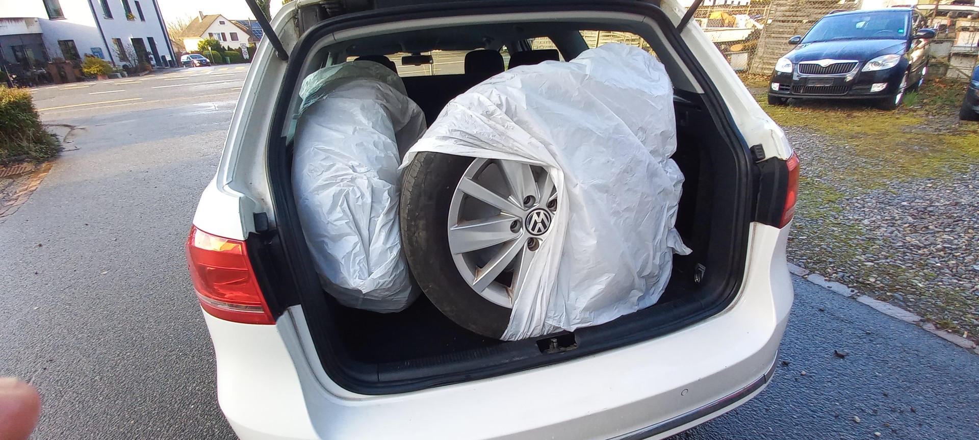 VW Passat Variant 2.0 TDI BMT Trendline-image-12