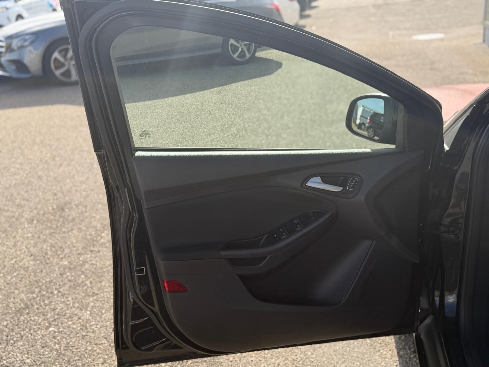 FORD Focus 1.5 SCTi Titanium-image-6