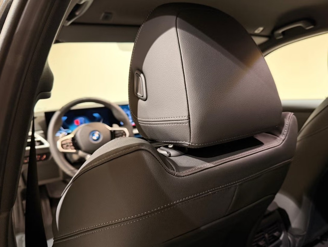 BMW 330e x DriveTouring Steptronic M Sport-image-8