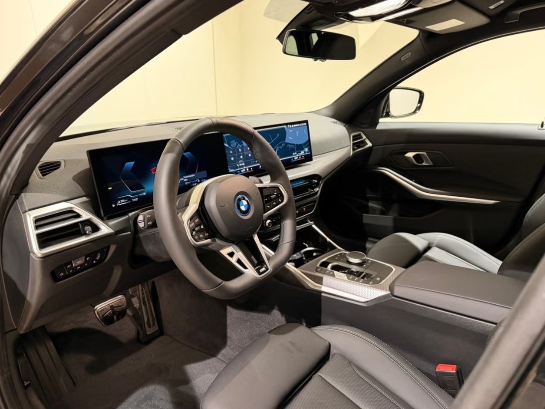 BMW 330e x DriveTouring Steptronic M Sport-image-4