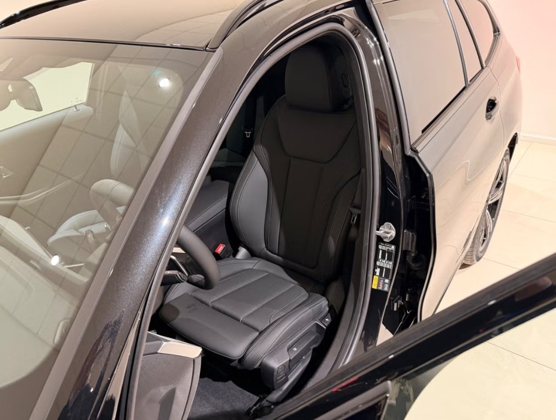 BMW 330e x DriveTouring Steptronic M Sport-image-5