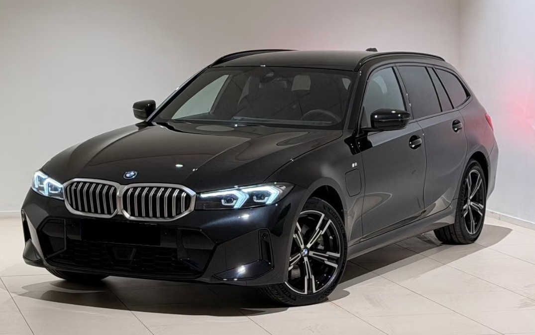 BMW 330e x DriveTouring Steptronic M Sport-image-0
