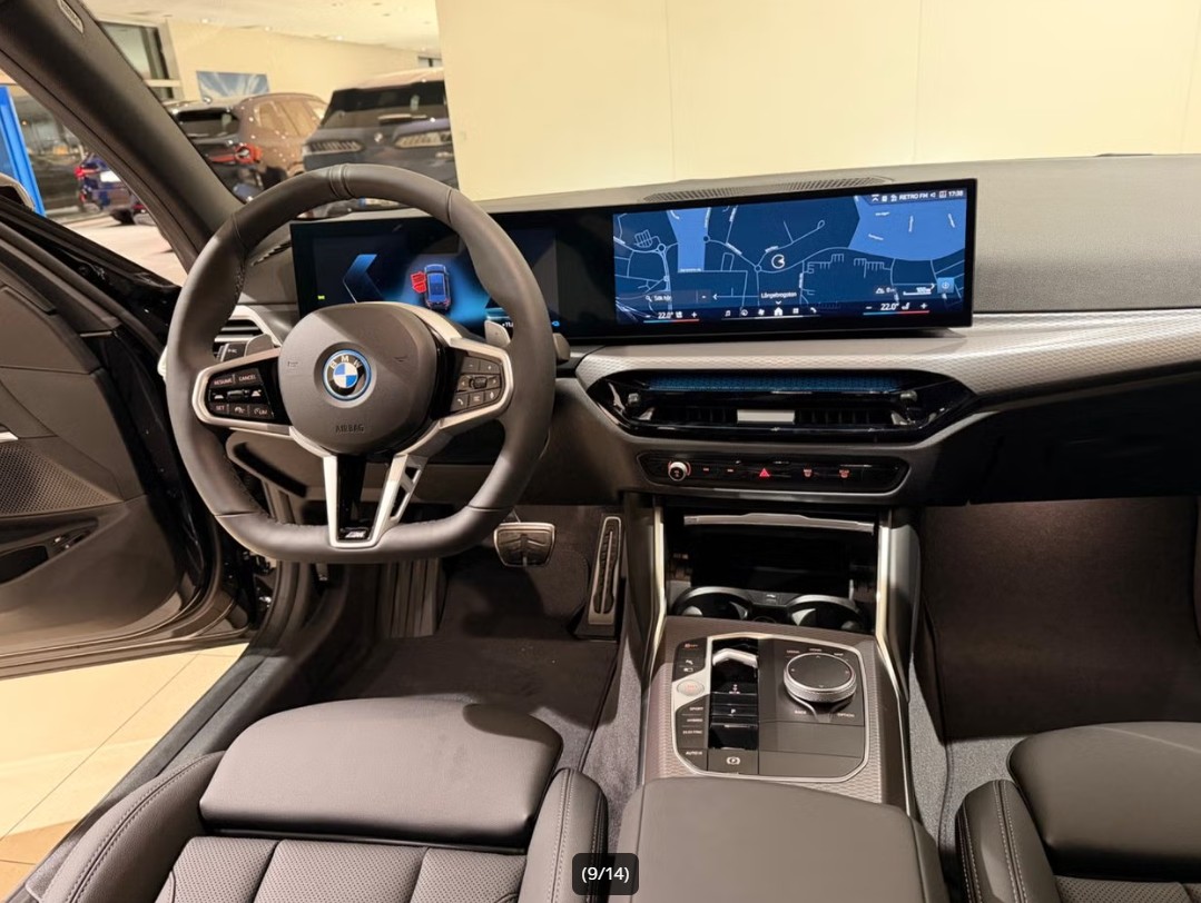 BMW 330e x DriveTouring Steptronic M Sport-image-10