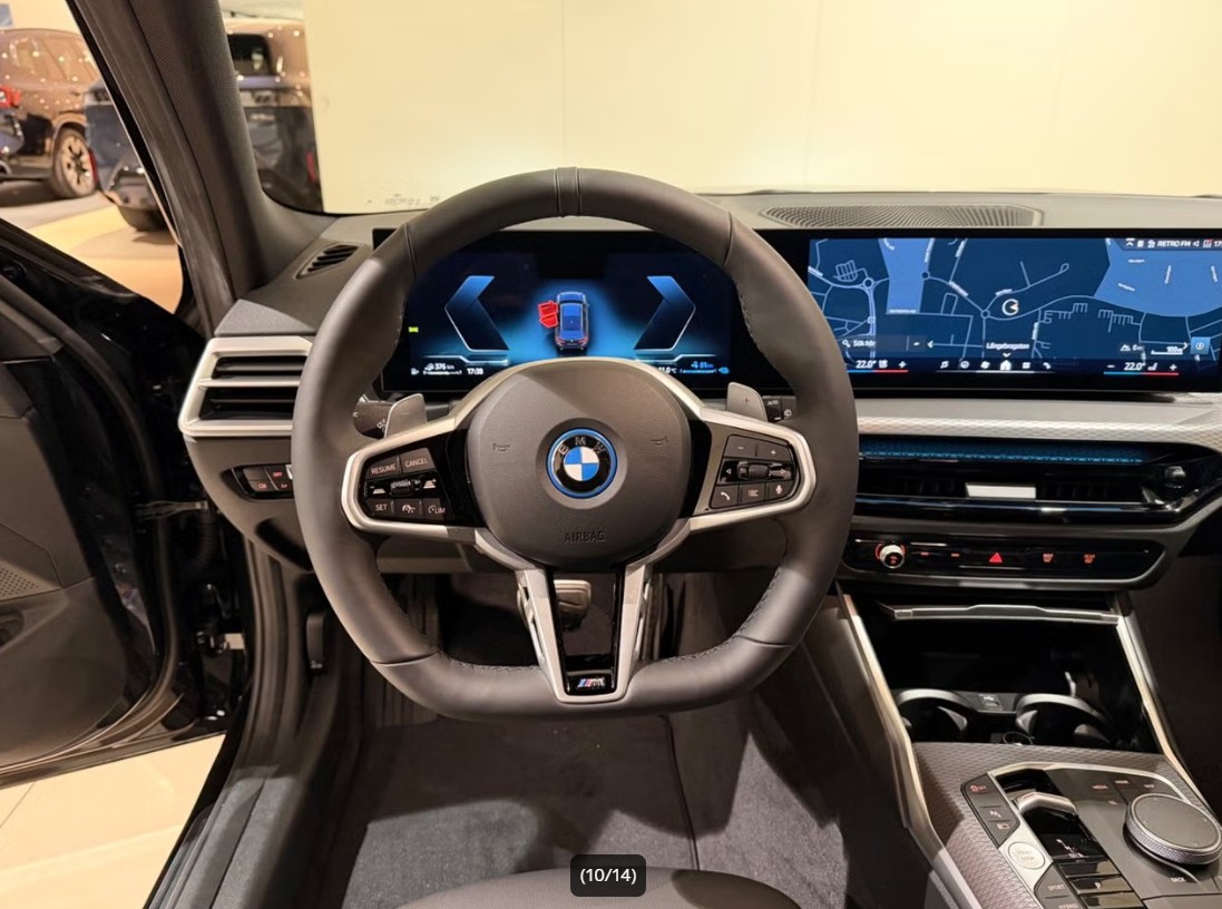 BMW 330e x DriveTouring Steptronic M Sport-image-11