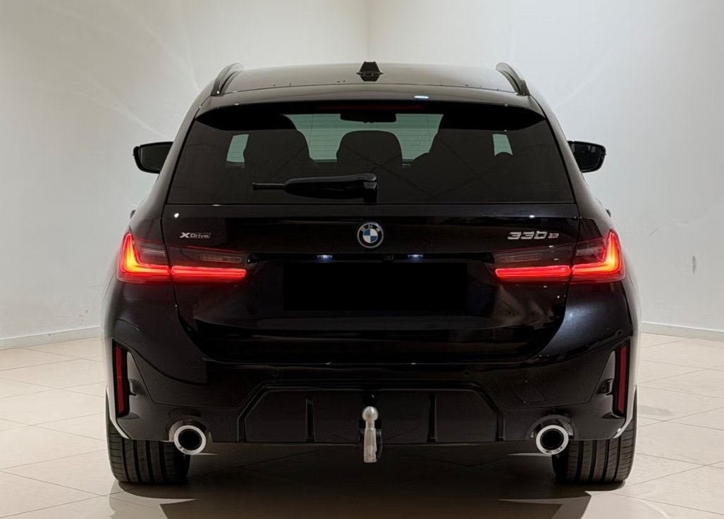 BMW 330e x DriveTouring Steptronic M Sport-image-3