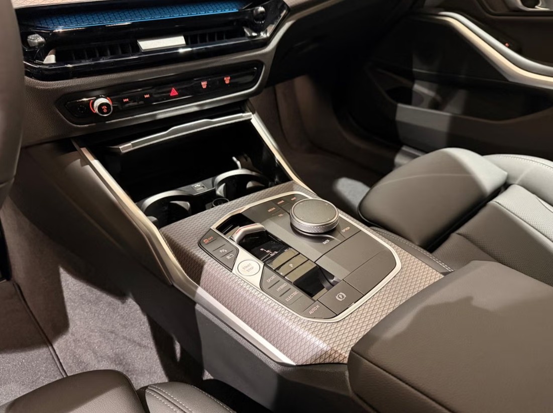 BMW 330e x DriveTouring Steptronic M Sport-image-6