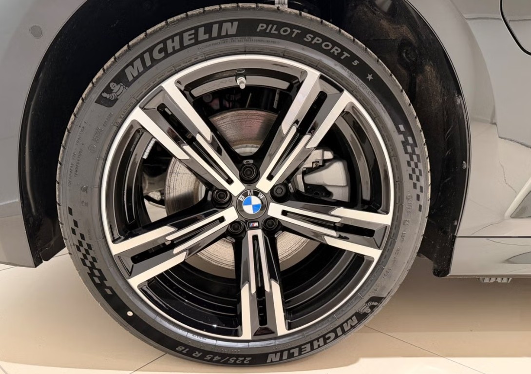 BMW 330e x DriveTouring Steptronic M Sport-image-12