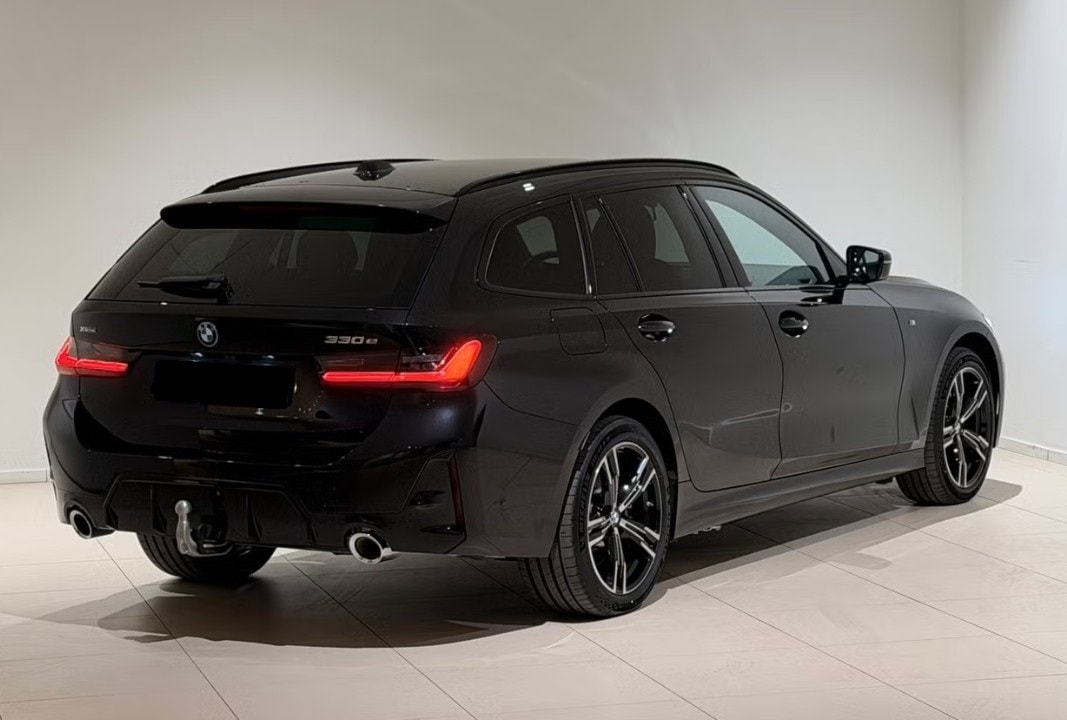 BMW 330e x DriveTouring Steptronic M Sport-image-2