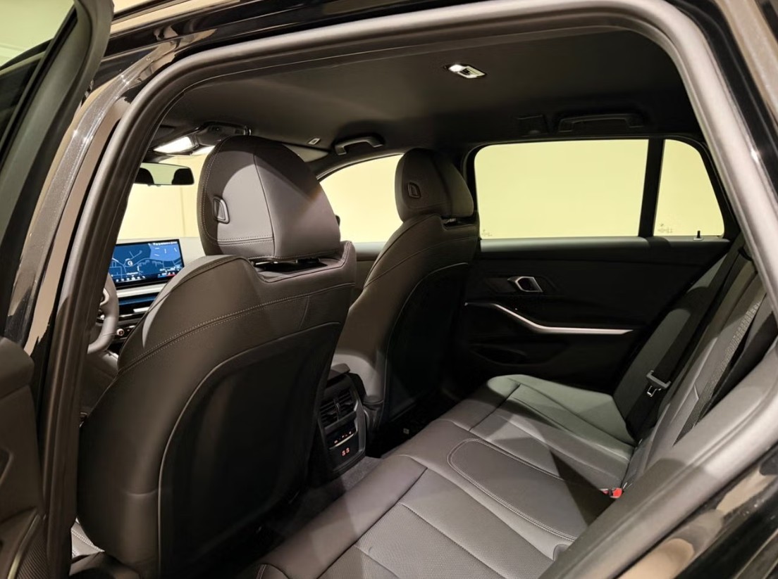 BMW 330e x DriveTouring Steptronic M Sport-image-7
