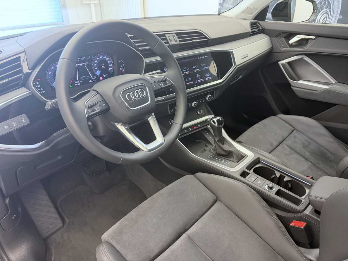 AUDI Q3 45 TFSI S line quattro S-tronic-image-5