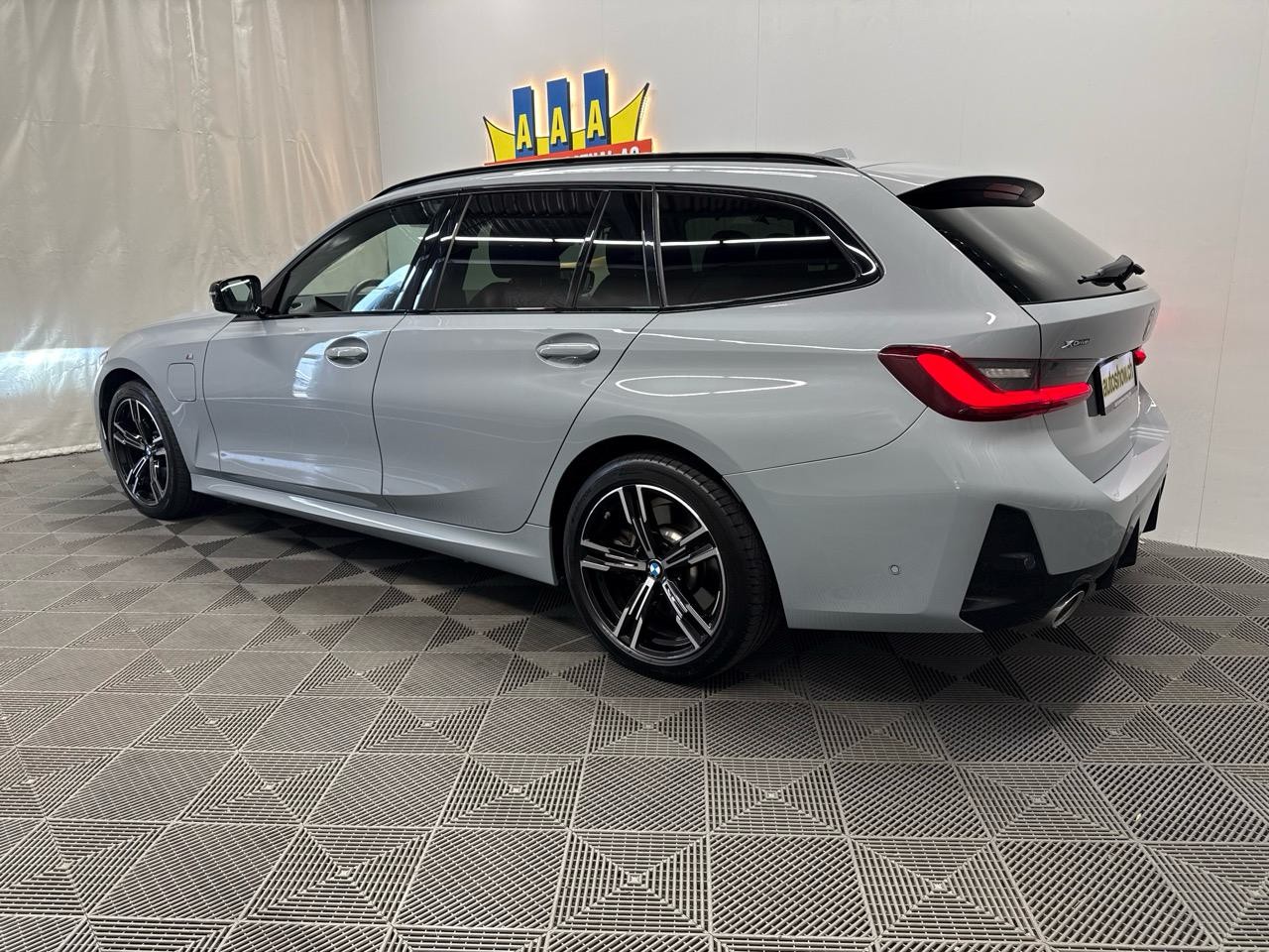 BMW 330e x DriveTouring Steptronic M Sport-showroom-element-1