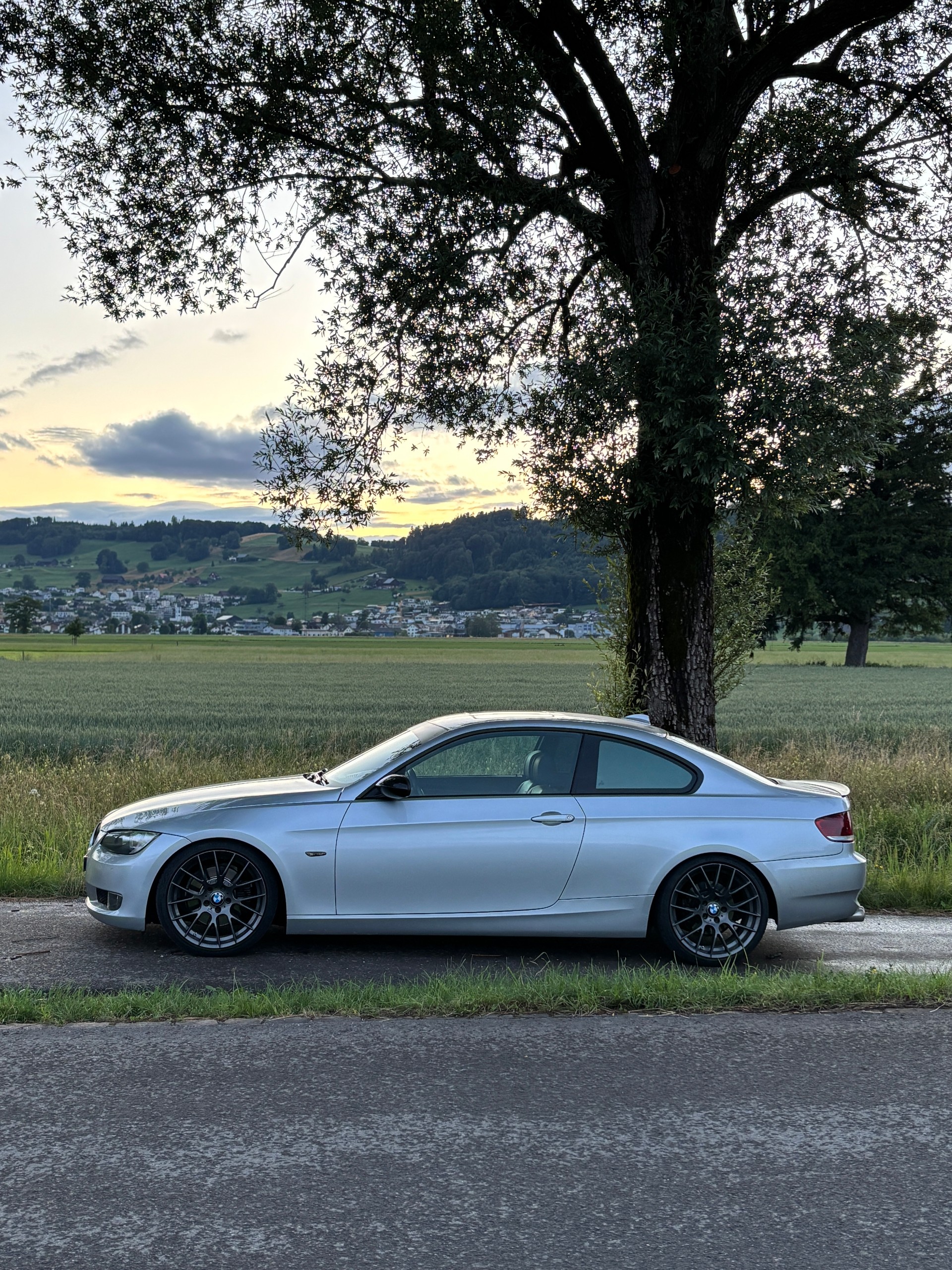 BMW 325i-image-4