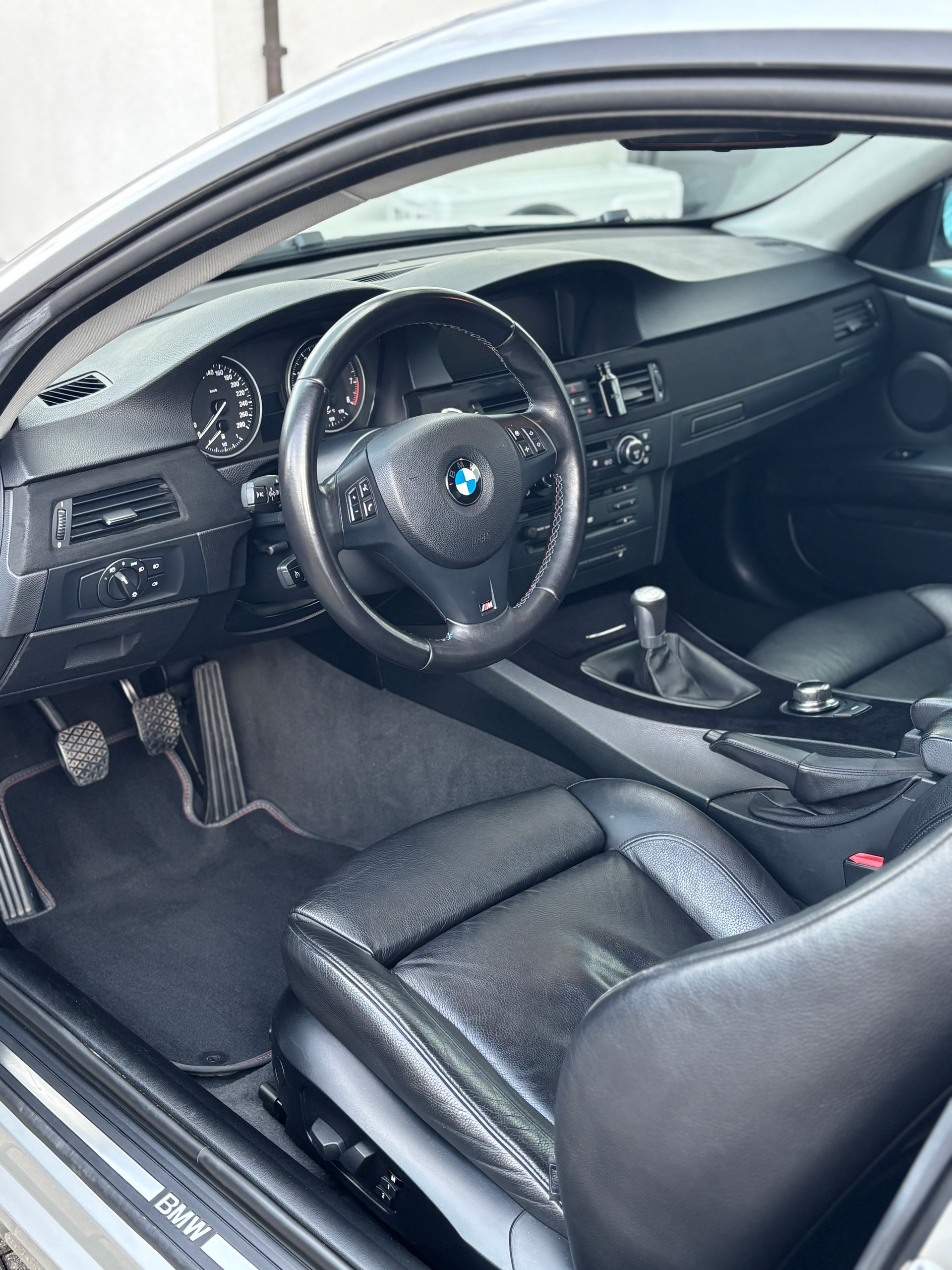 BMW 325i-image-5