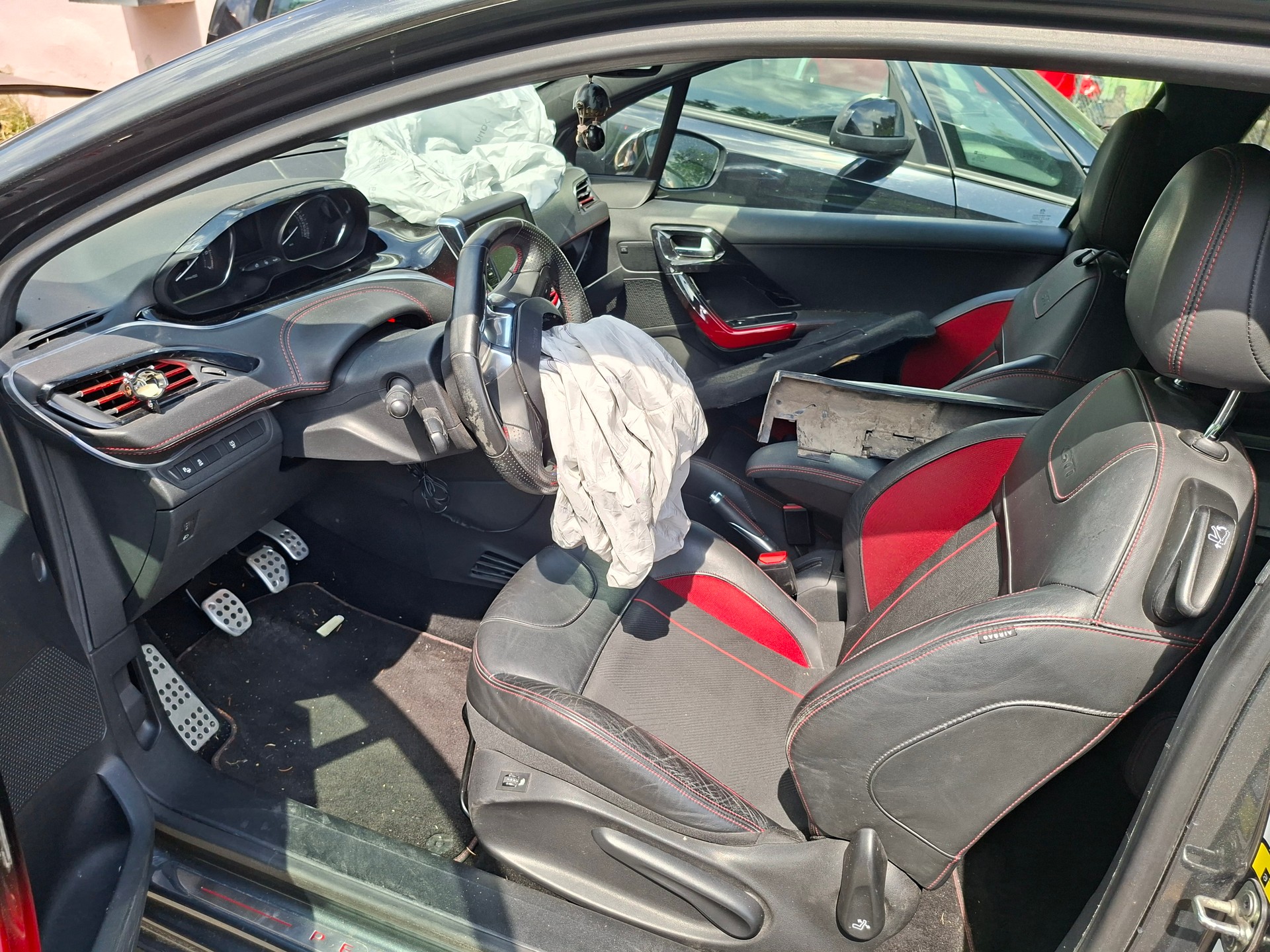 PEUGEOT 208 1.6 Turbo GTi-image-6