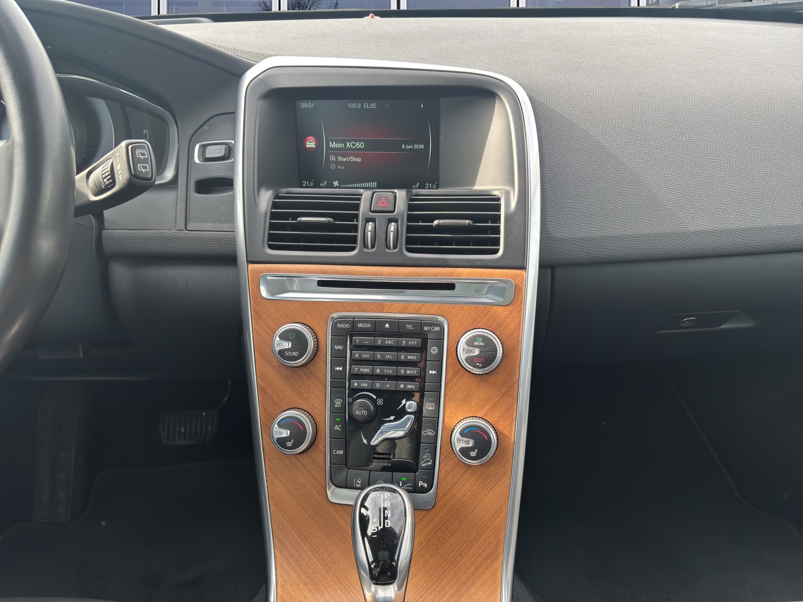 VOLVO XC60 2.4 D4 Summum AWD S/S-image-12