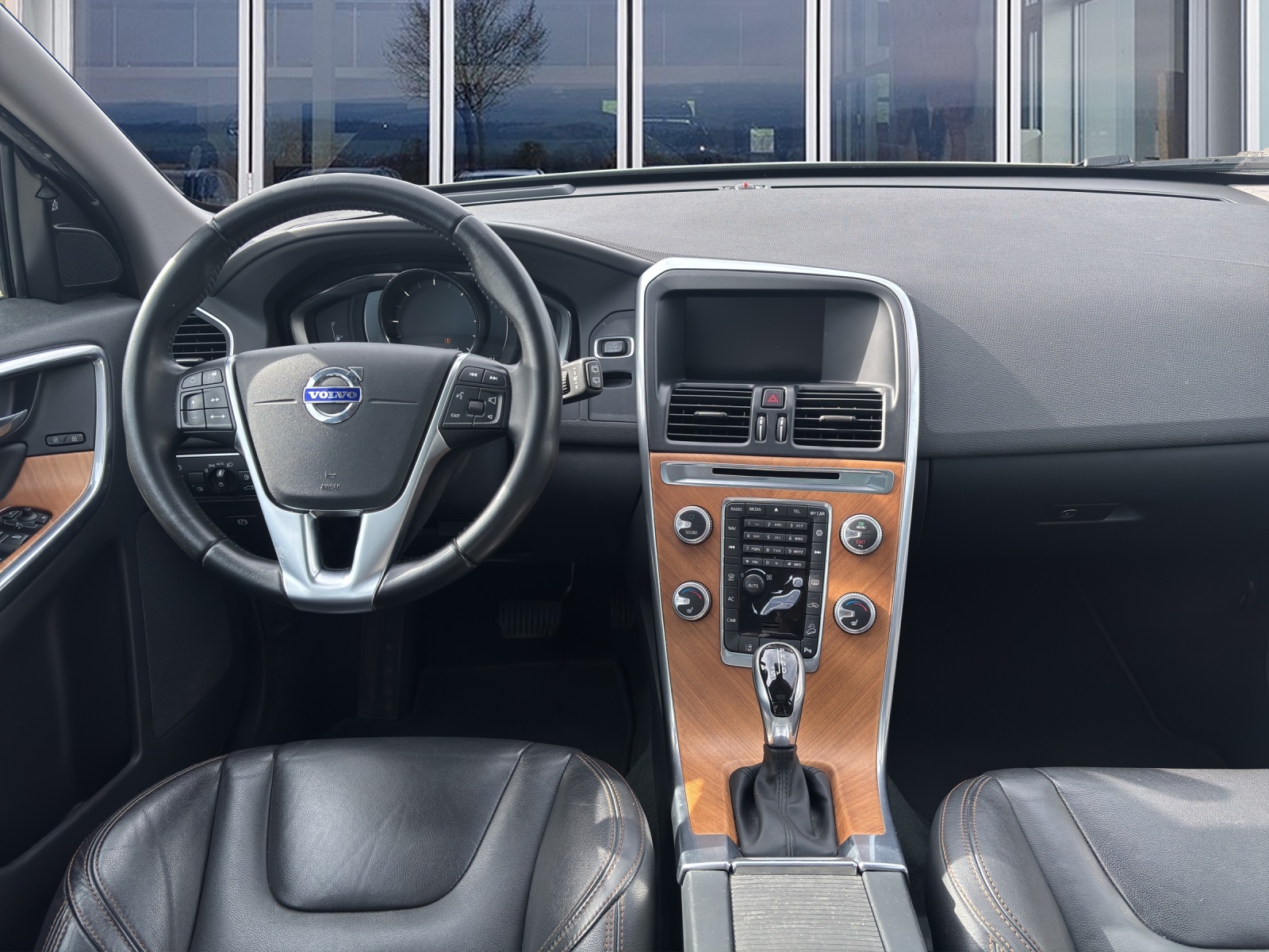 VOLVO XC60 2.4 D4 Summum AWD S/S-image-10
