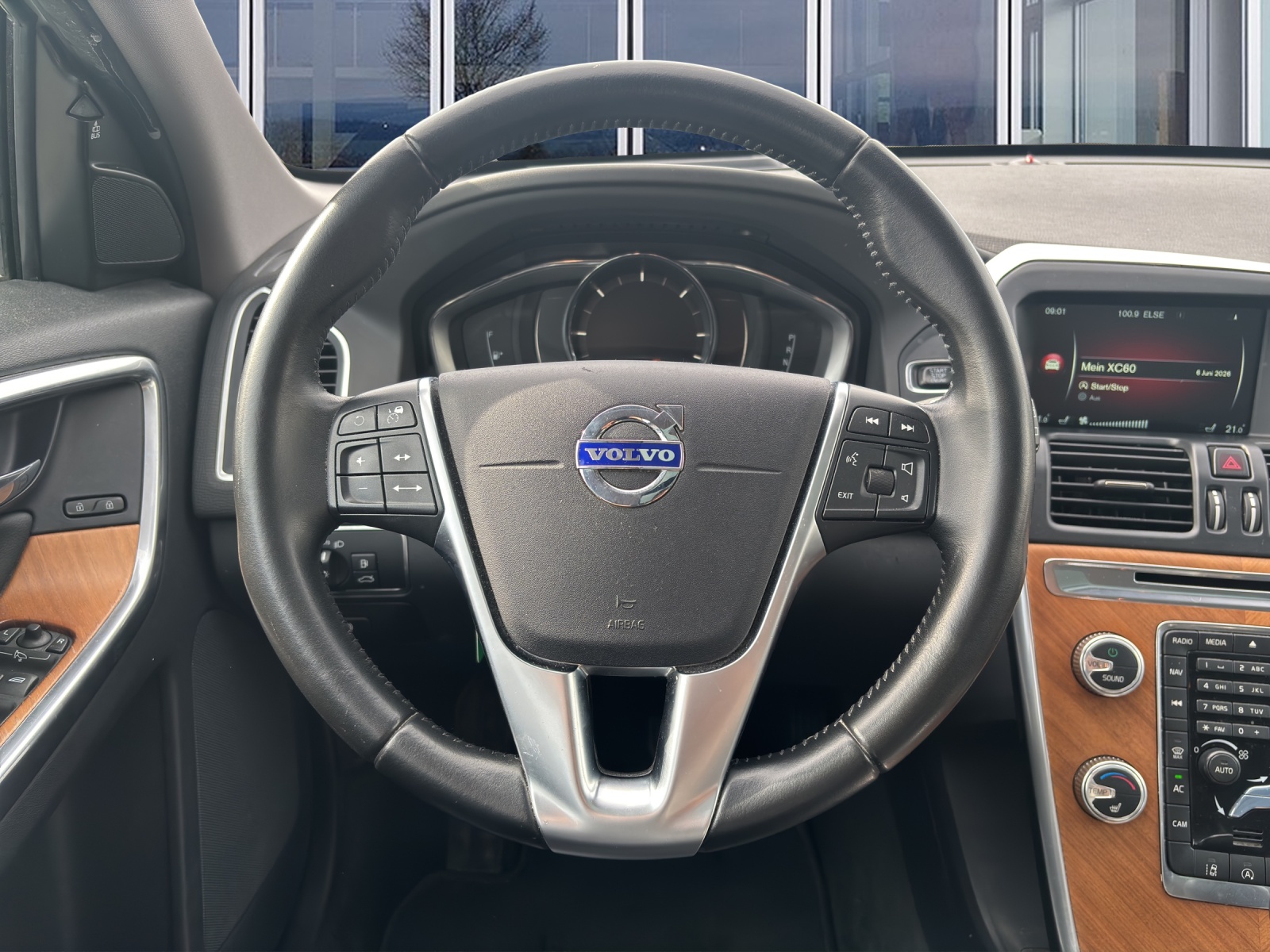 VOLVO XC60 2.4 D4 Summum AWD S/S-image-11