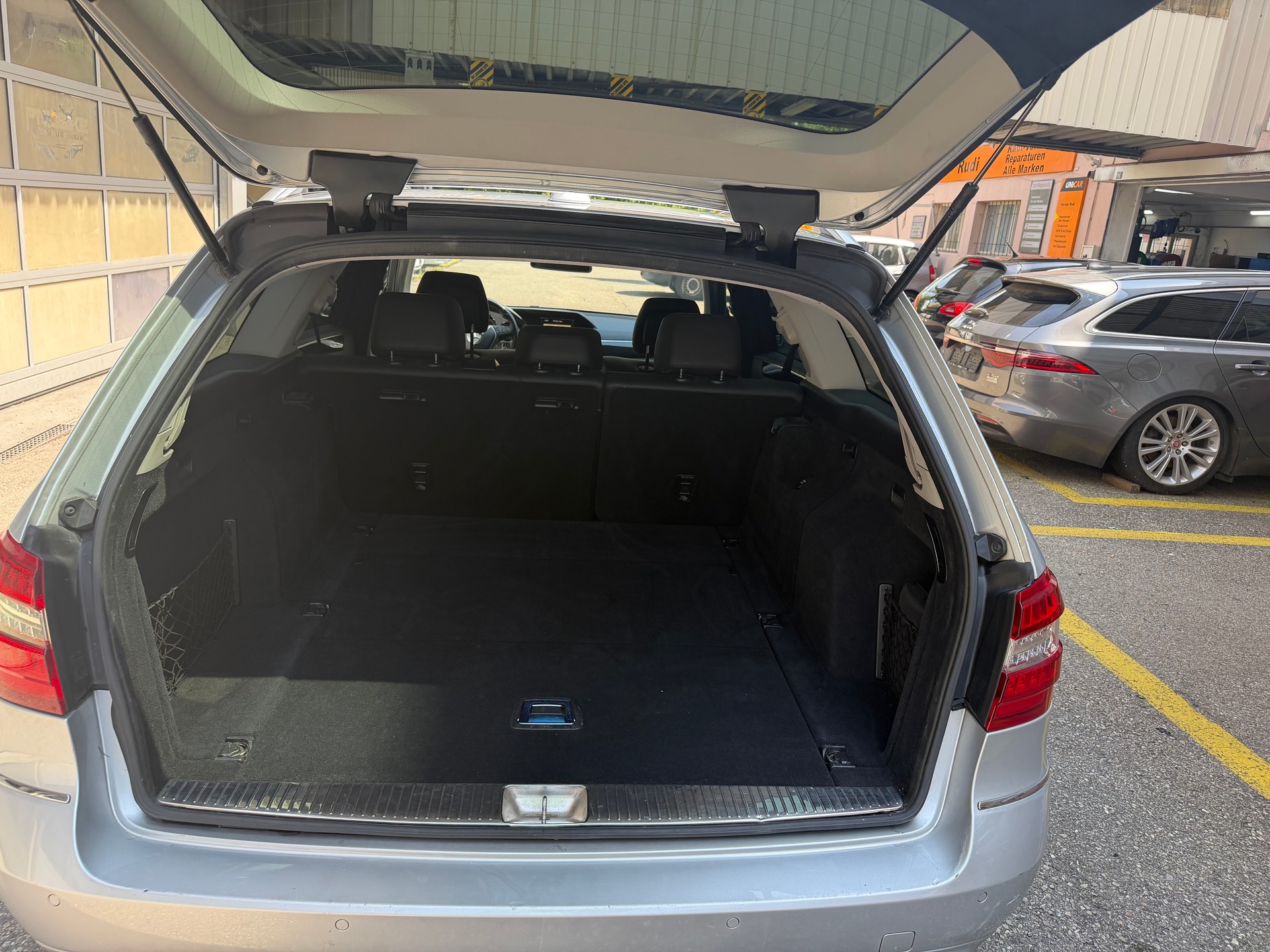 MERCEDES-BENZ E 200 CGI BlueEfficiency-image-10
