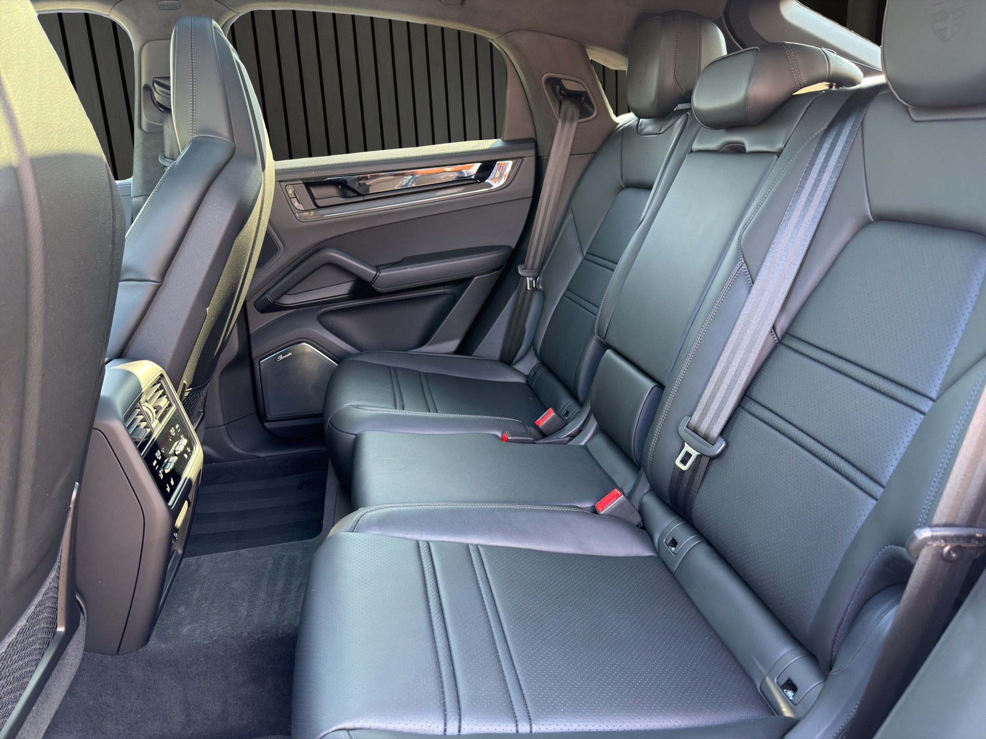 PORSCHE Cayenne Coupé 4.0 V8 GTS-image-11