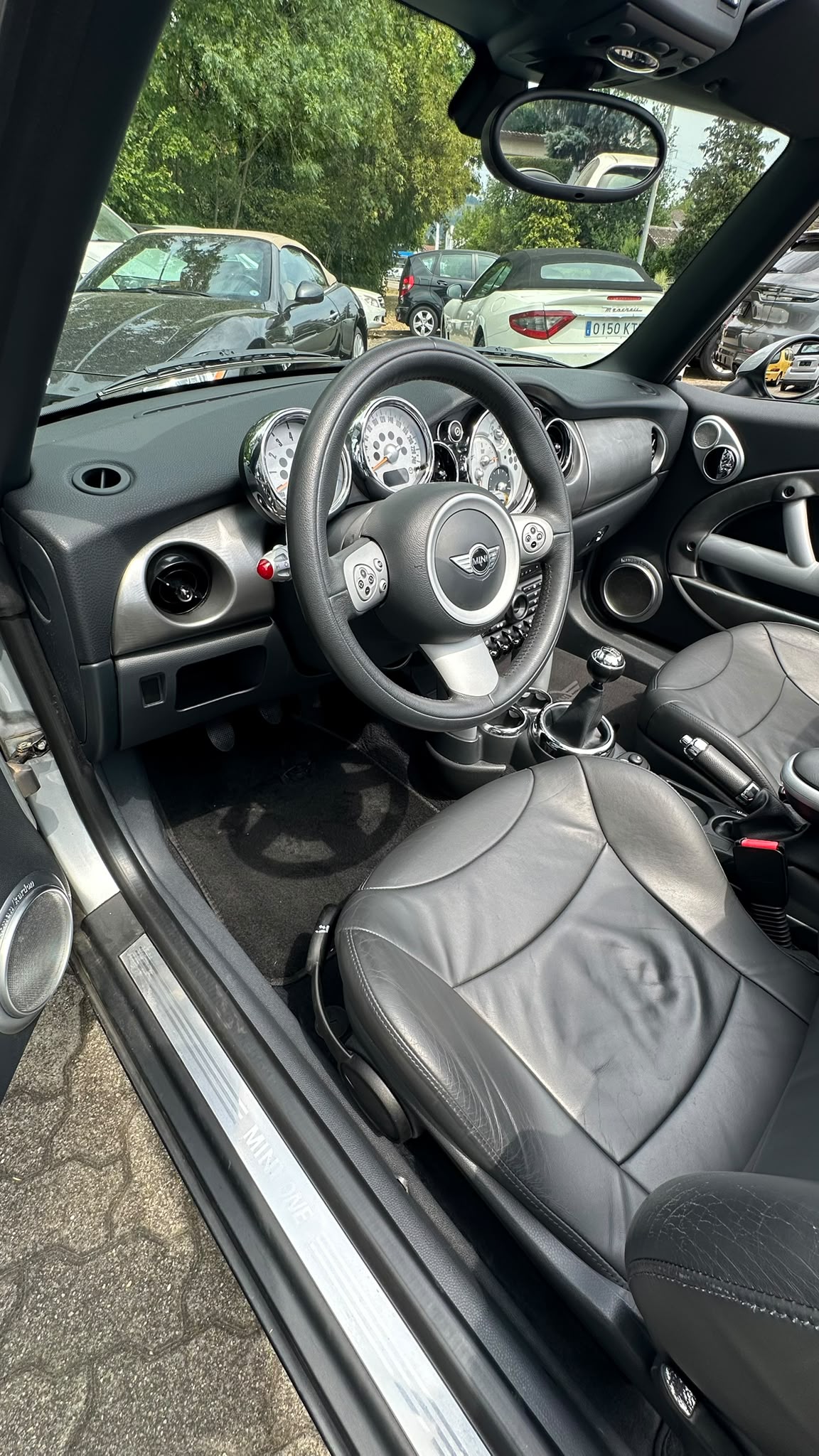 MINI One Cabriolet-image-9