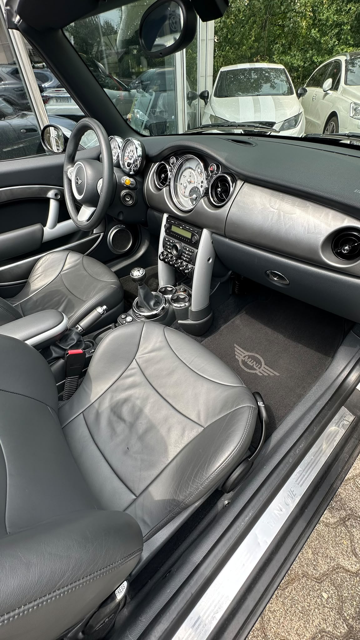 MINI One Cabriolet-image-5
