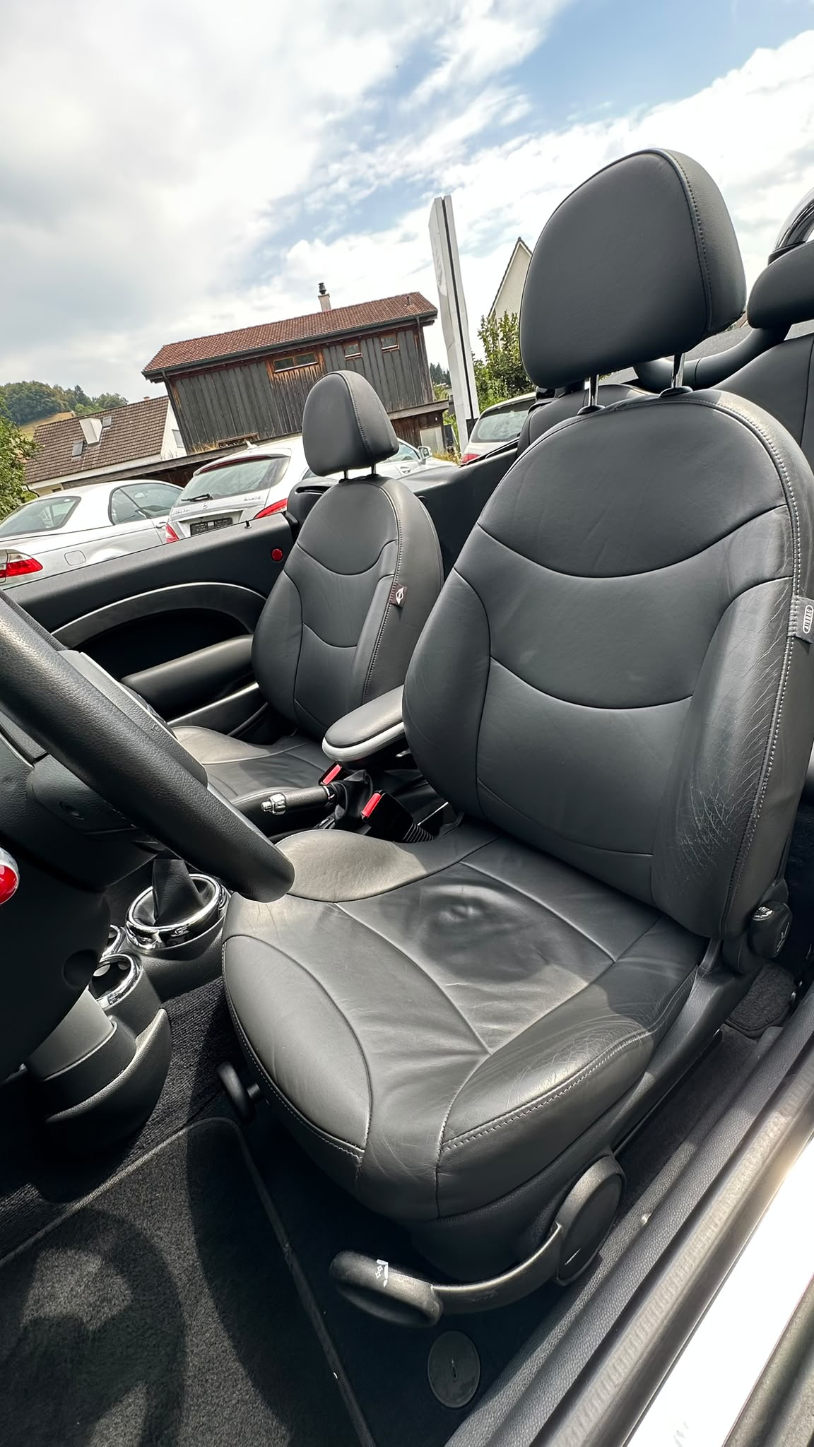 MINI One Cabriolet-image-10