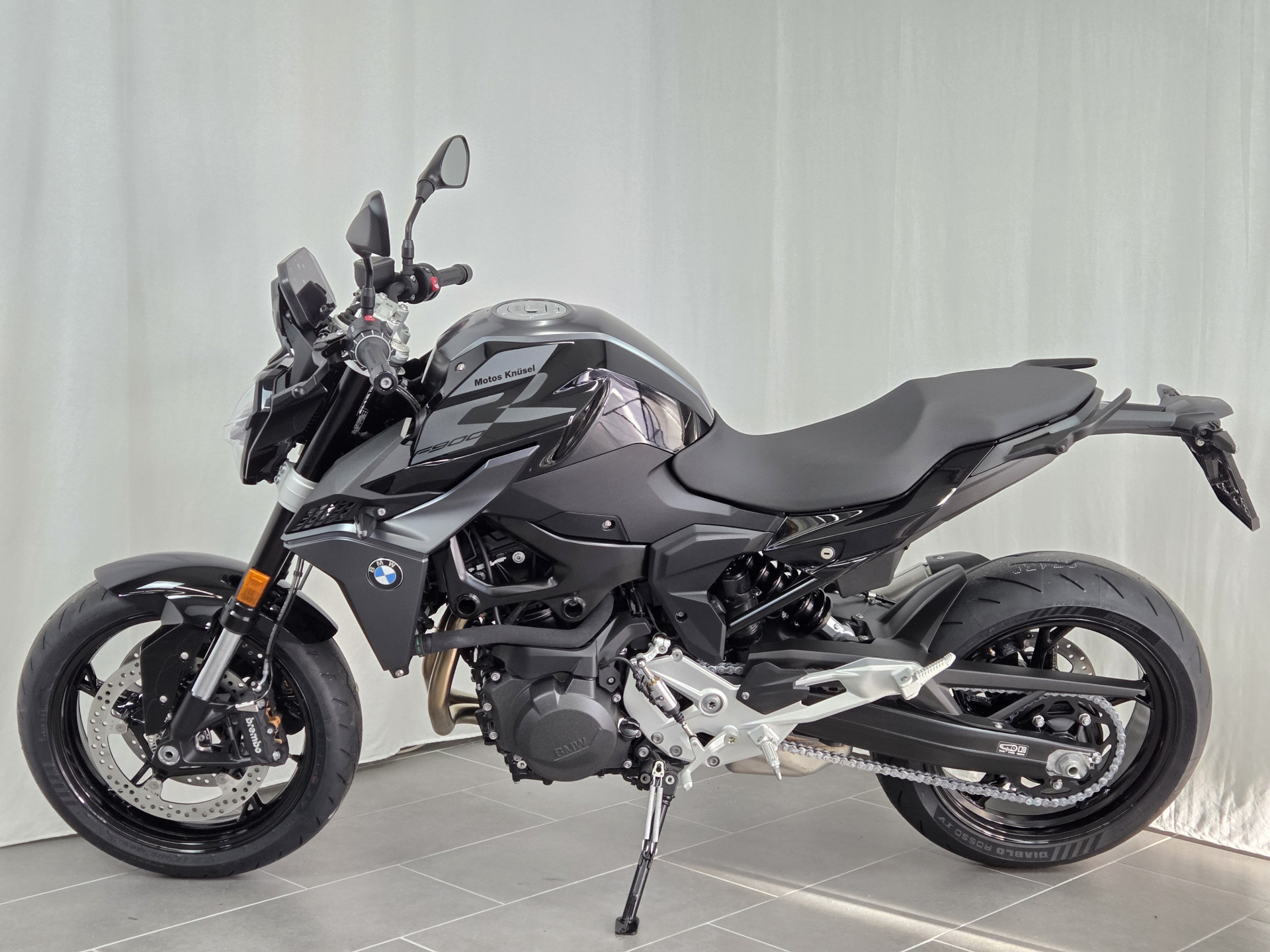BMW F 900 R A2 Triple Black-showroom-element-3