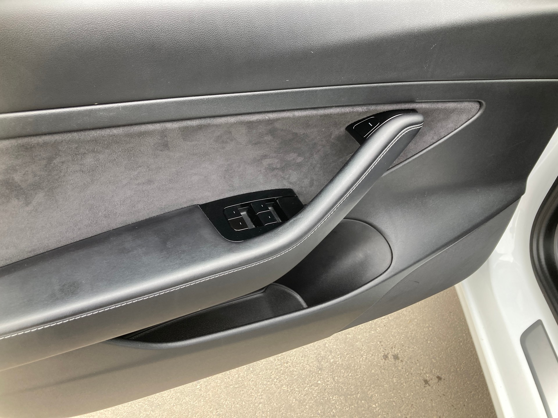 TESLA Model 3-image-9