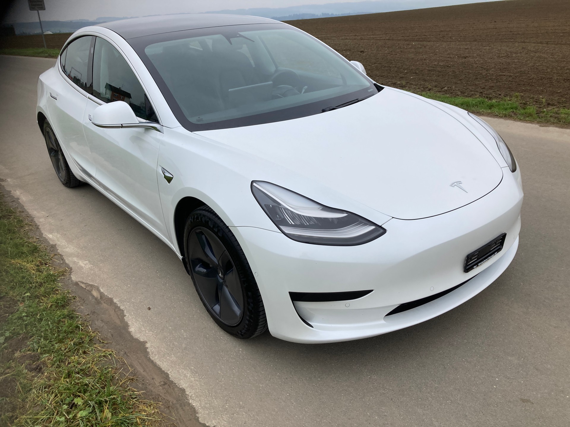 TESLA Model 3-image-1
