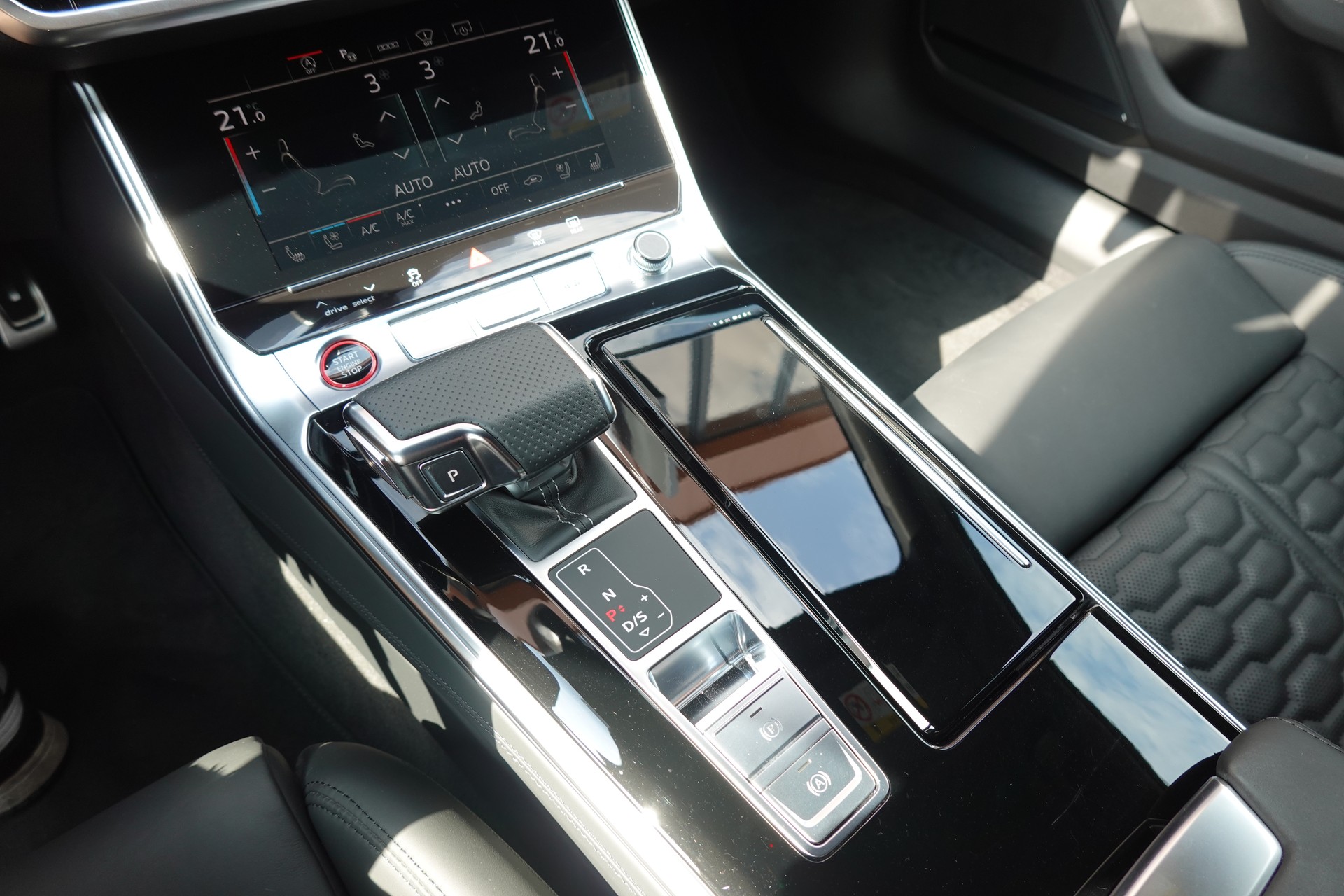 AUDI RS6 Avant 4.0 TFSI V8 Performance "* Vehicule CH * Sièges électriques/Chauffants/Ventiles * Son Bang & Olufsen *"-image-15