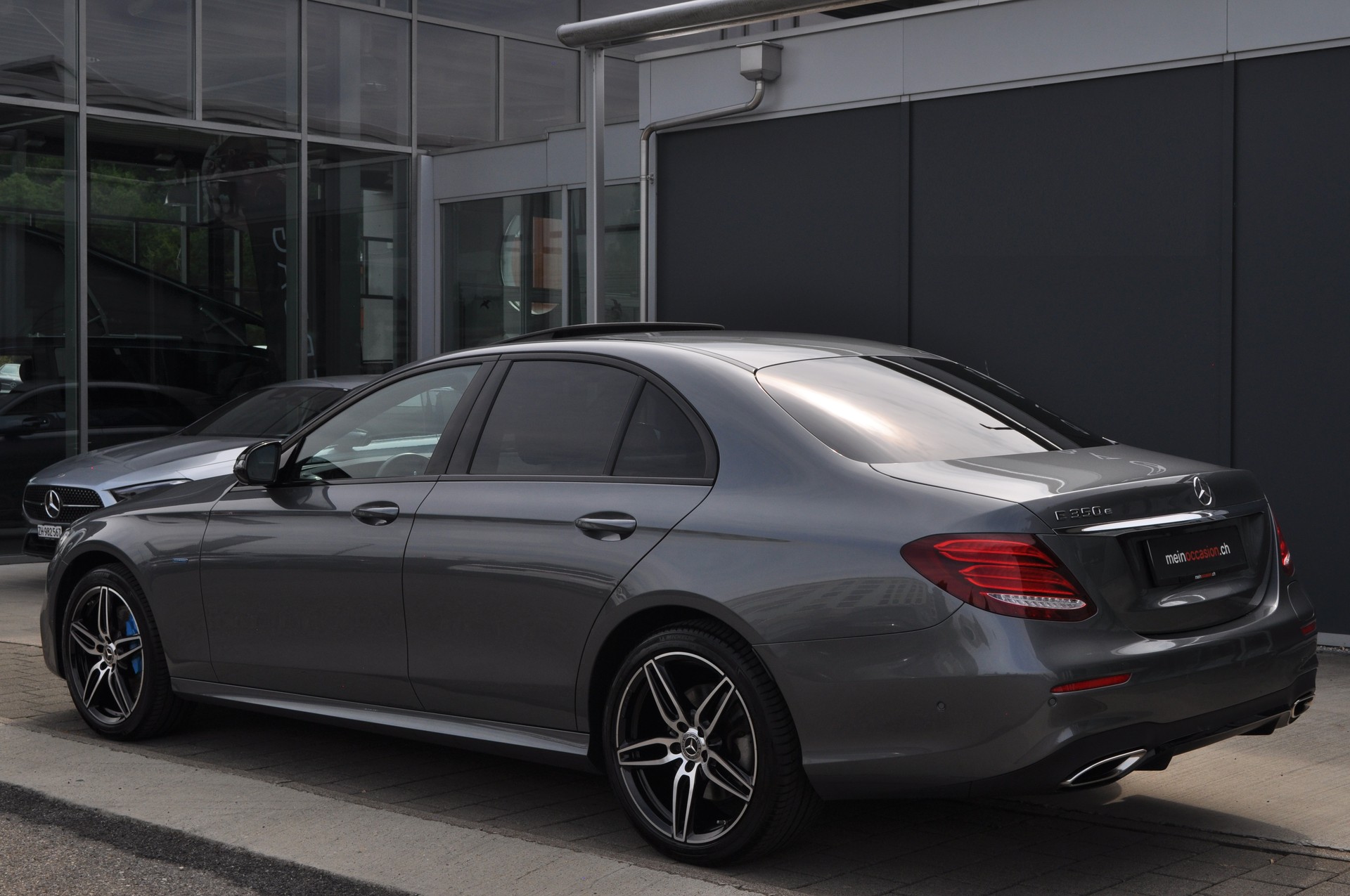MERCEDES-BENZ E 350e AMG Line-image-3
