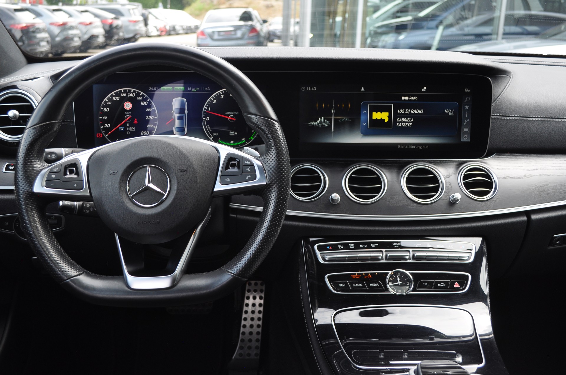 MERCEDES-BENZ E 350e AMG Line-image-11
