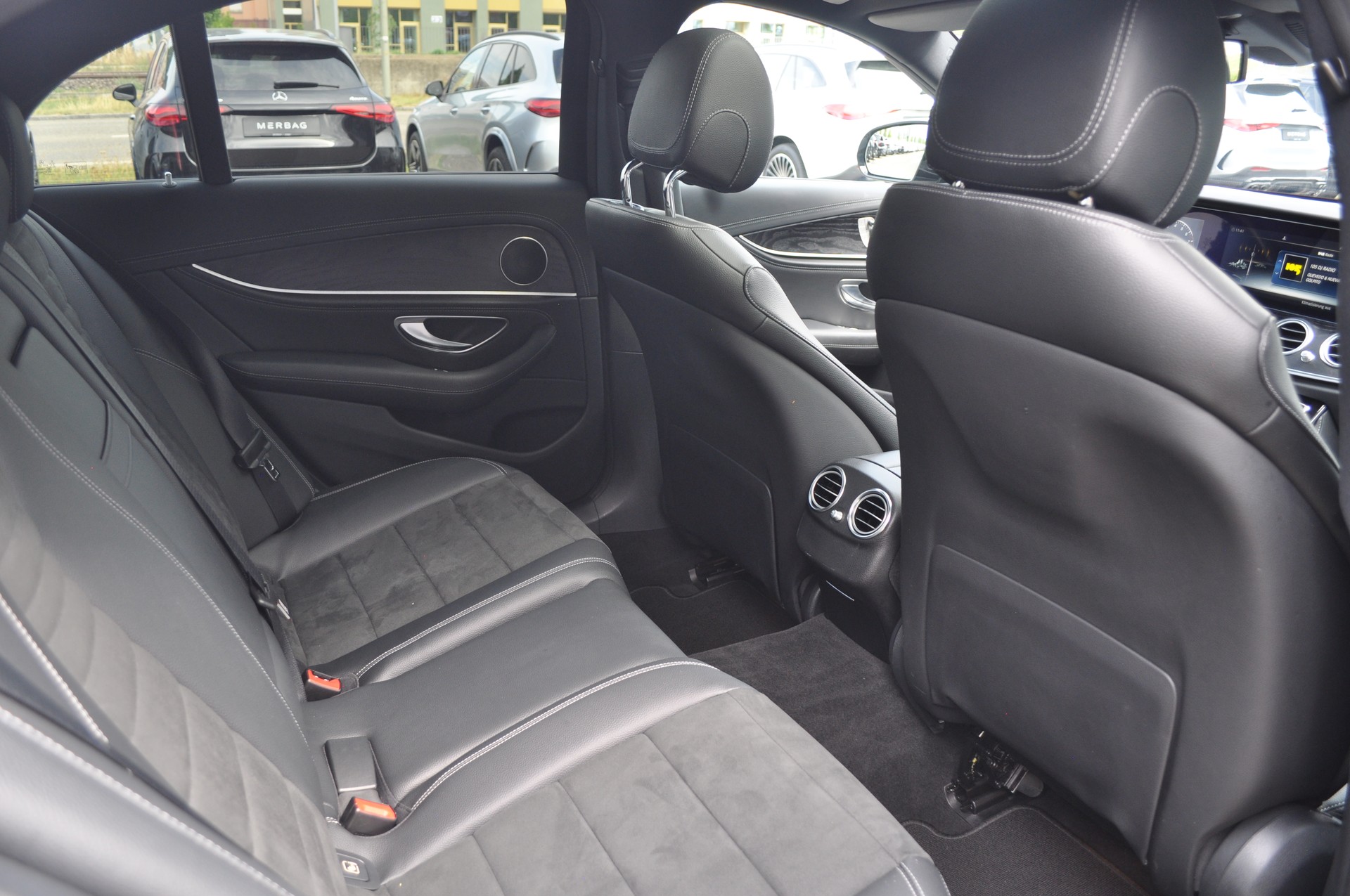 MERCEDES-BENZ E 350e AMG Line-image-7
