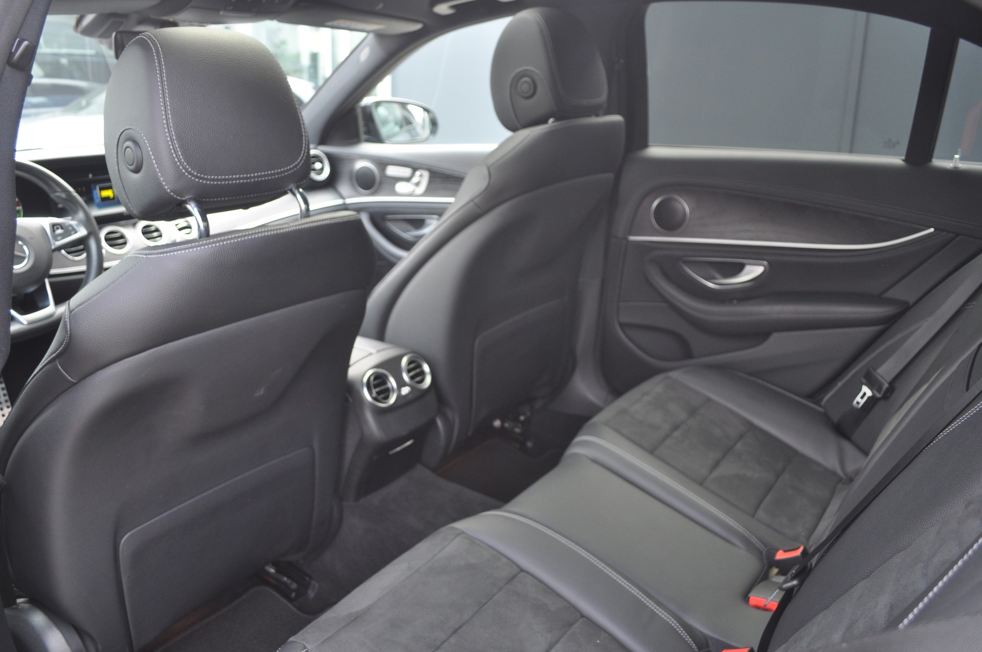 MERCEDES-BENZ E 350e AMG Line-image-9