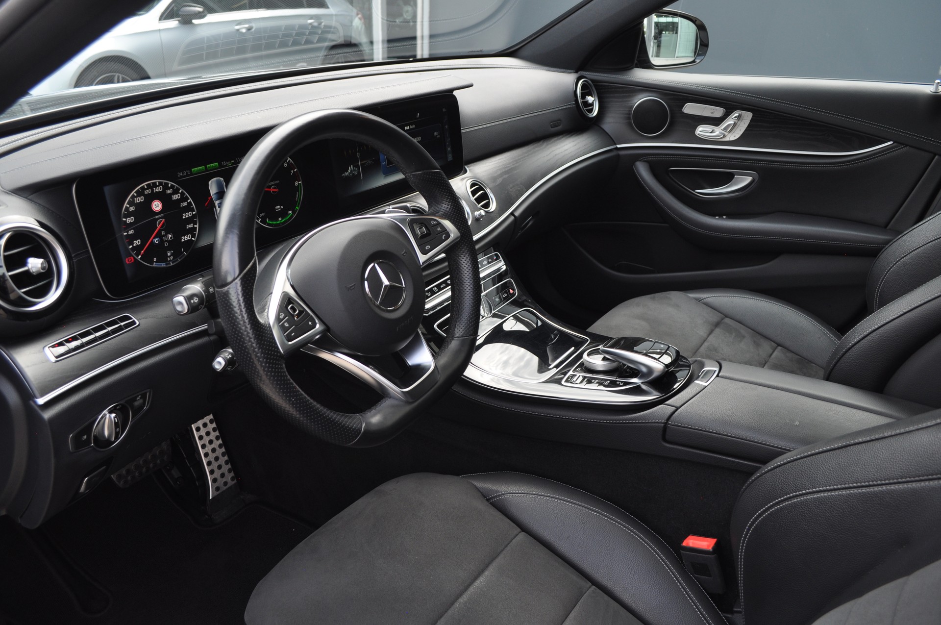 MERCEDES-BENZ E 350e AMG Line-image-8