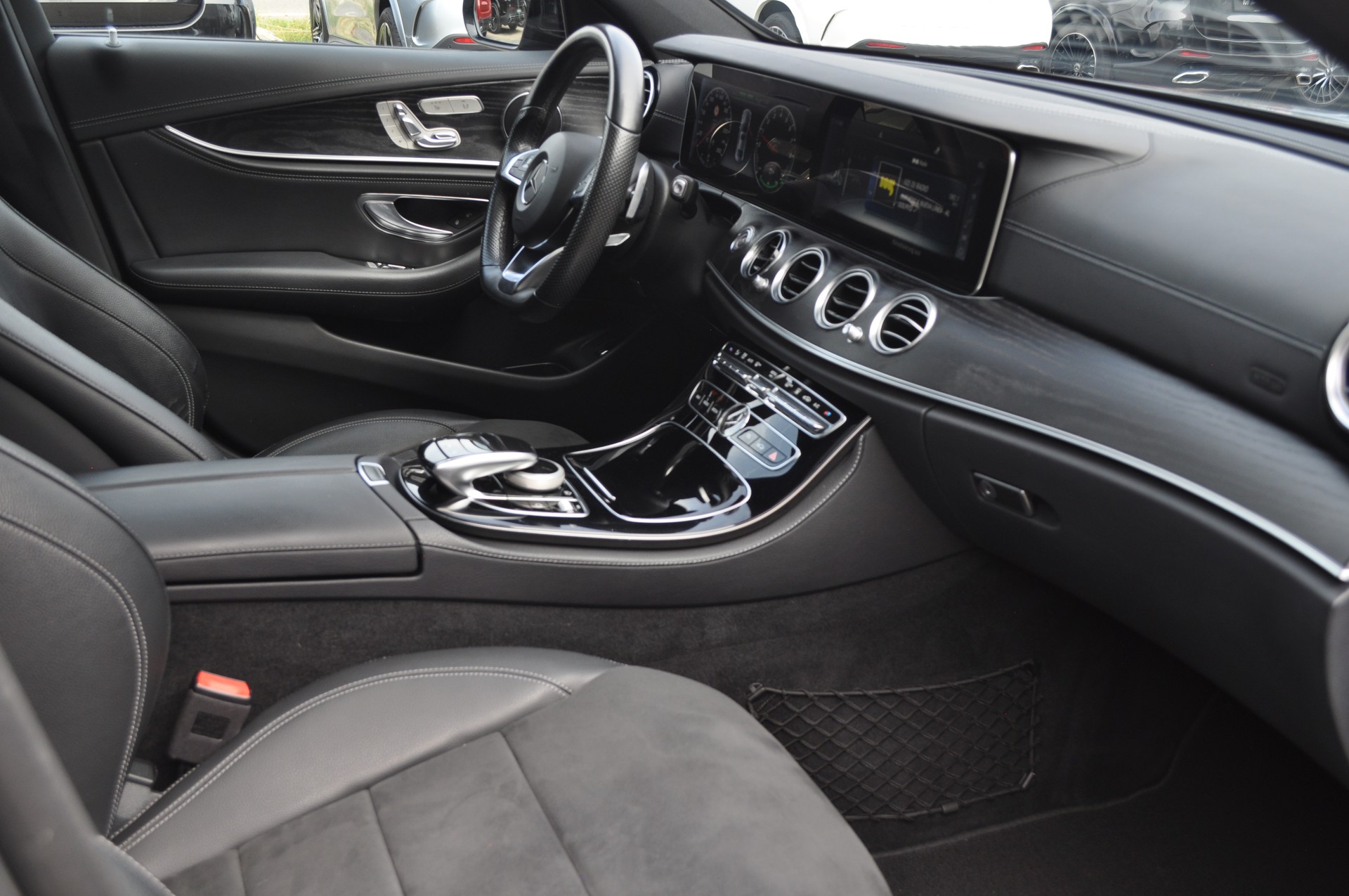MERCEDES-BENZ E 350e AMG Line-image-6