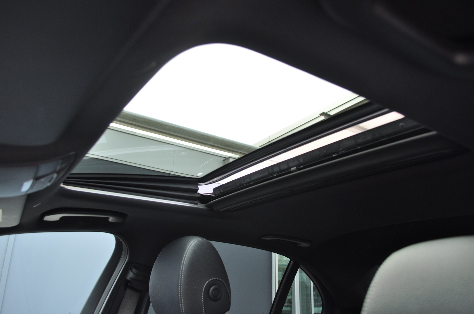 MERCEDES-BENZ E 350e AMG Line-image-15