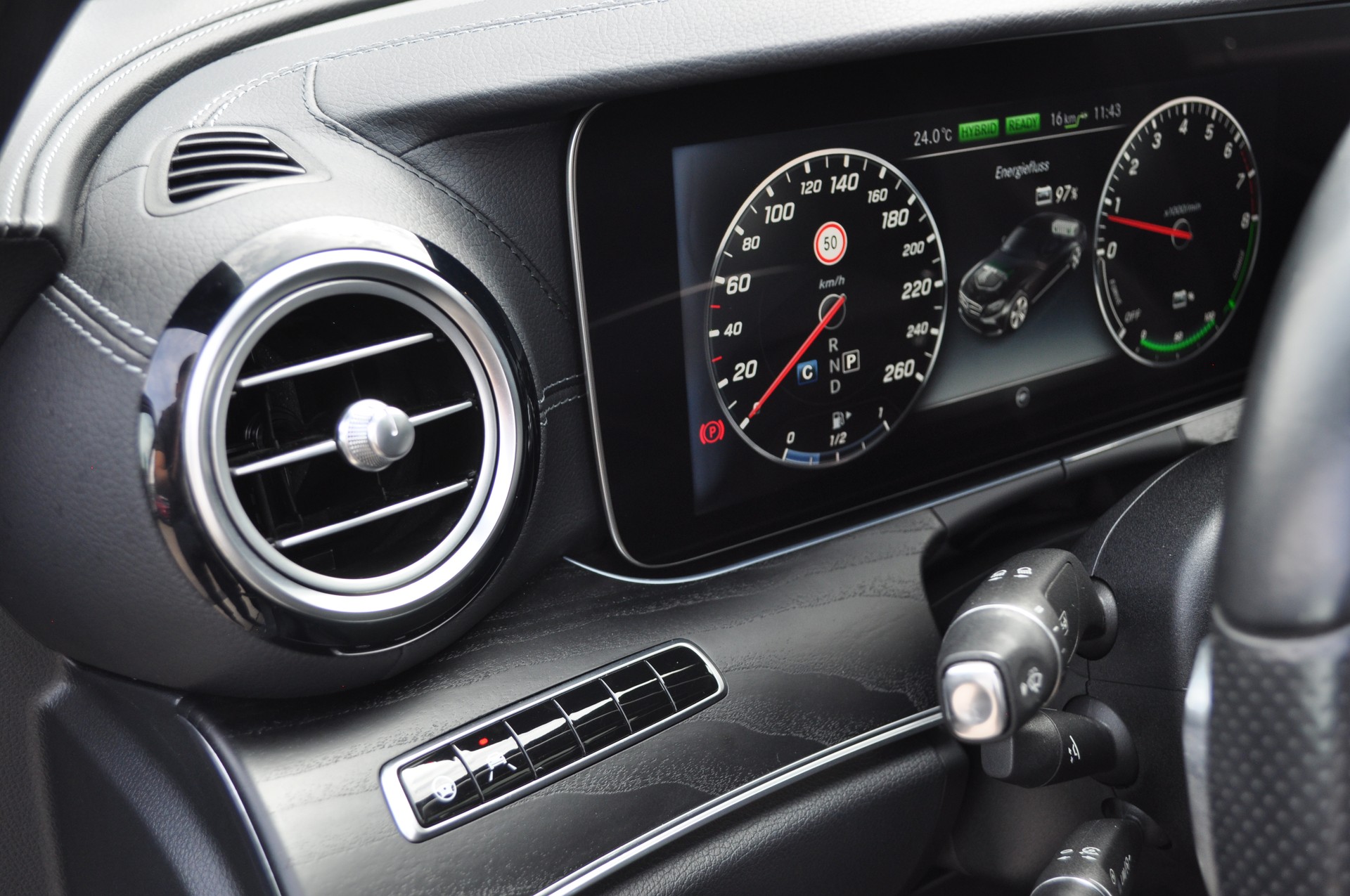 MERCEDES-BENZ E 350e AMG Line-image-12