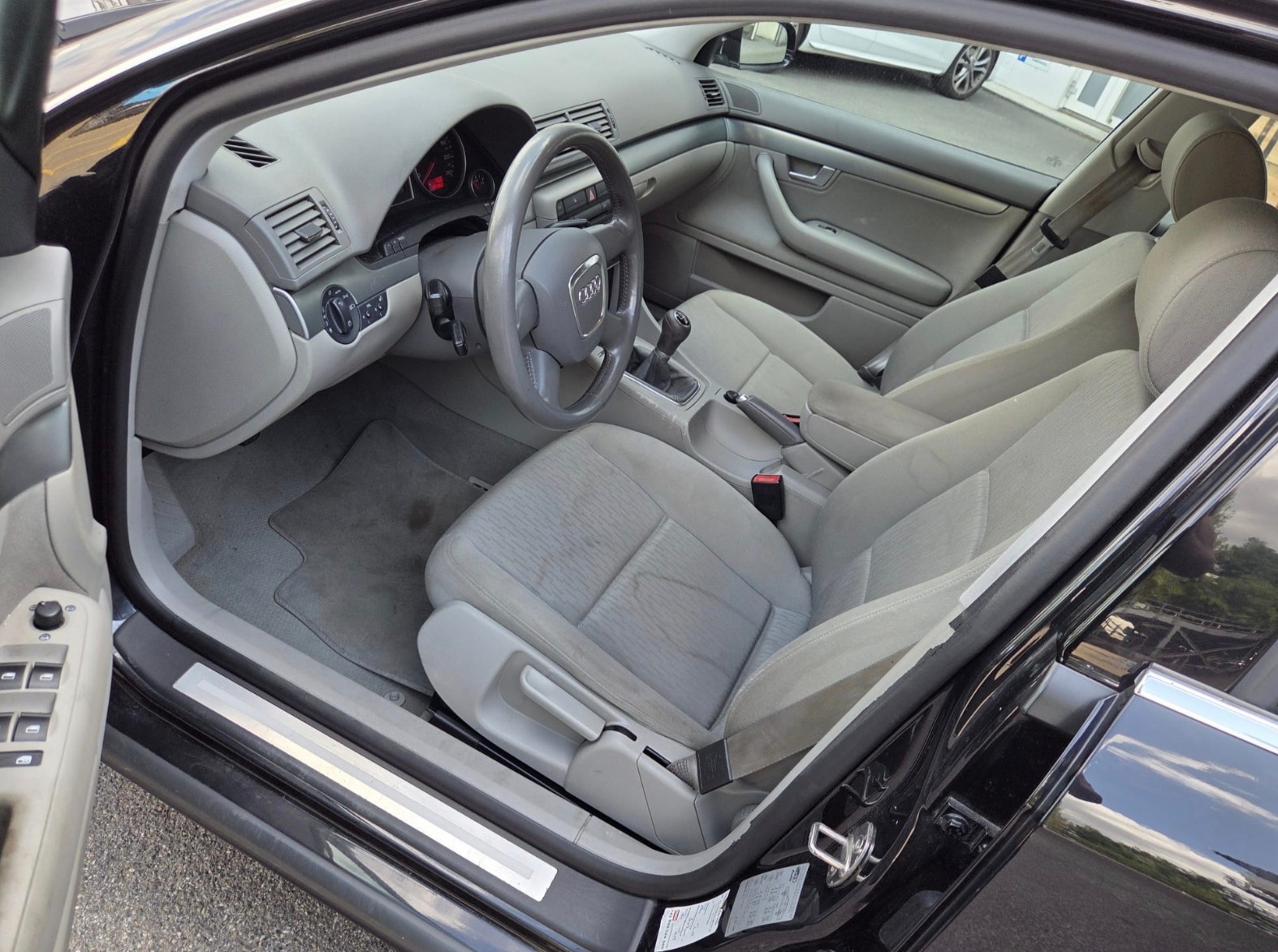 AUDI A4 Limousine 2.0 TDI-image-8