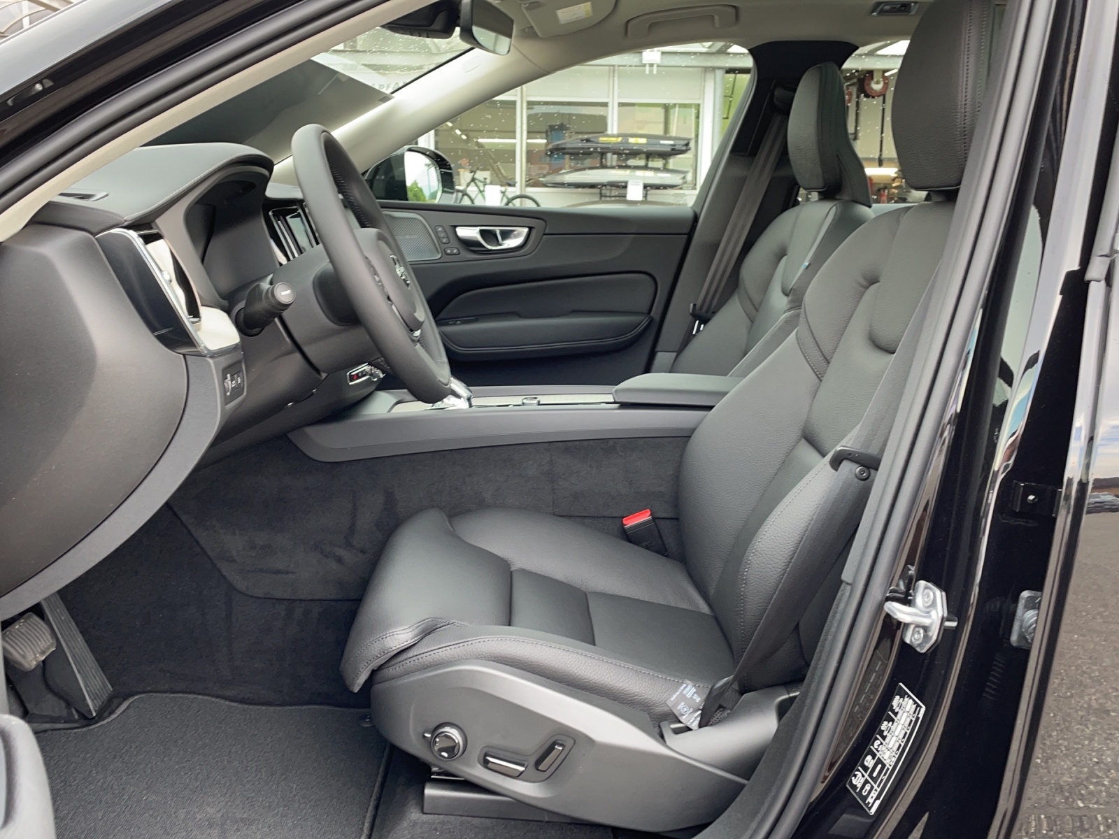 VOLVO XC60 2.0 T6 TE R-Design eAWD-image-9