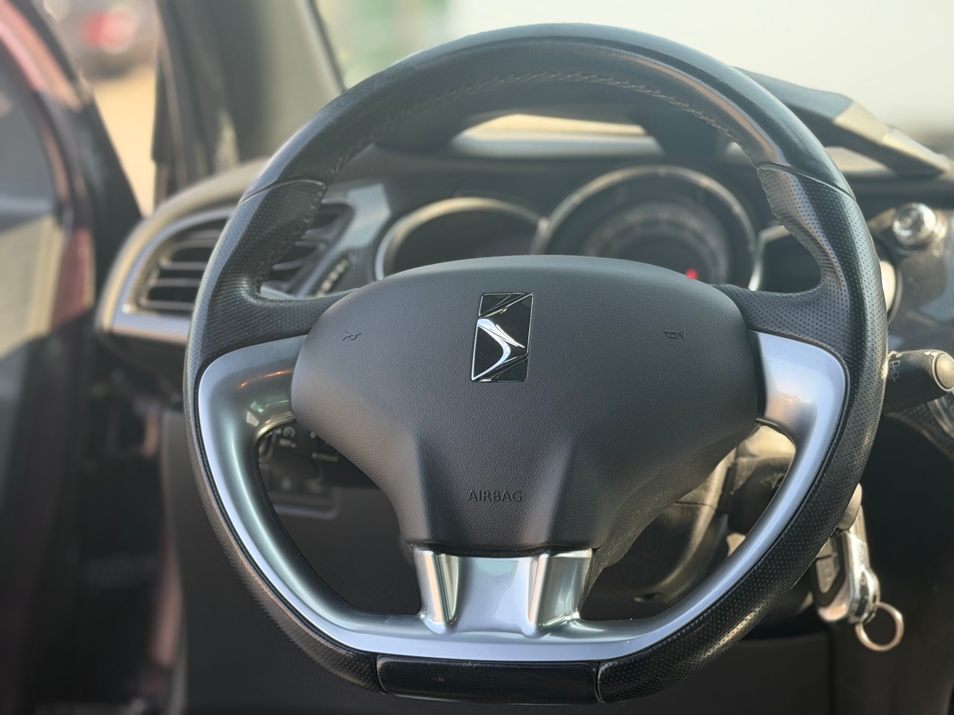DS AUTOMOBILES DS3 1.6 16V HDi Faubourg Addict-image-6