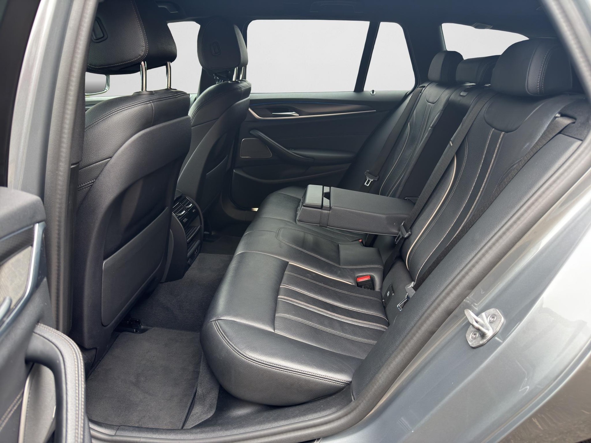 BMW 530e xDrive M-Sport Steptronic-image-13